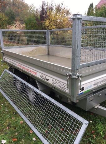 Dreiseitenkipper Anhänger mieten – Humbaur 3500 kg mit E-Pumpe & Auffahrrampen | Baumaschinentransporter – 2
