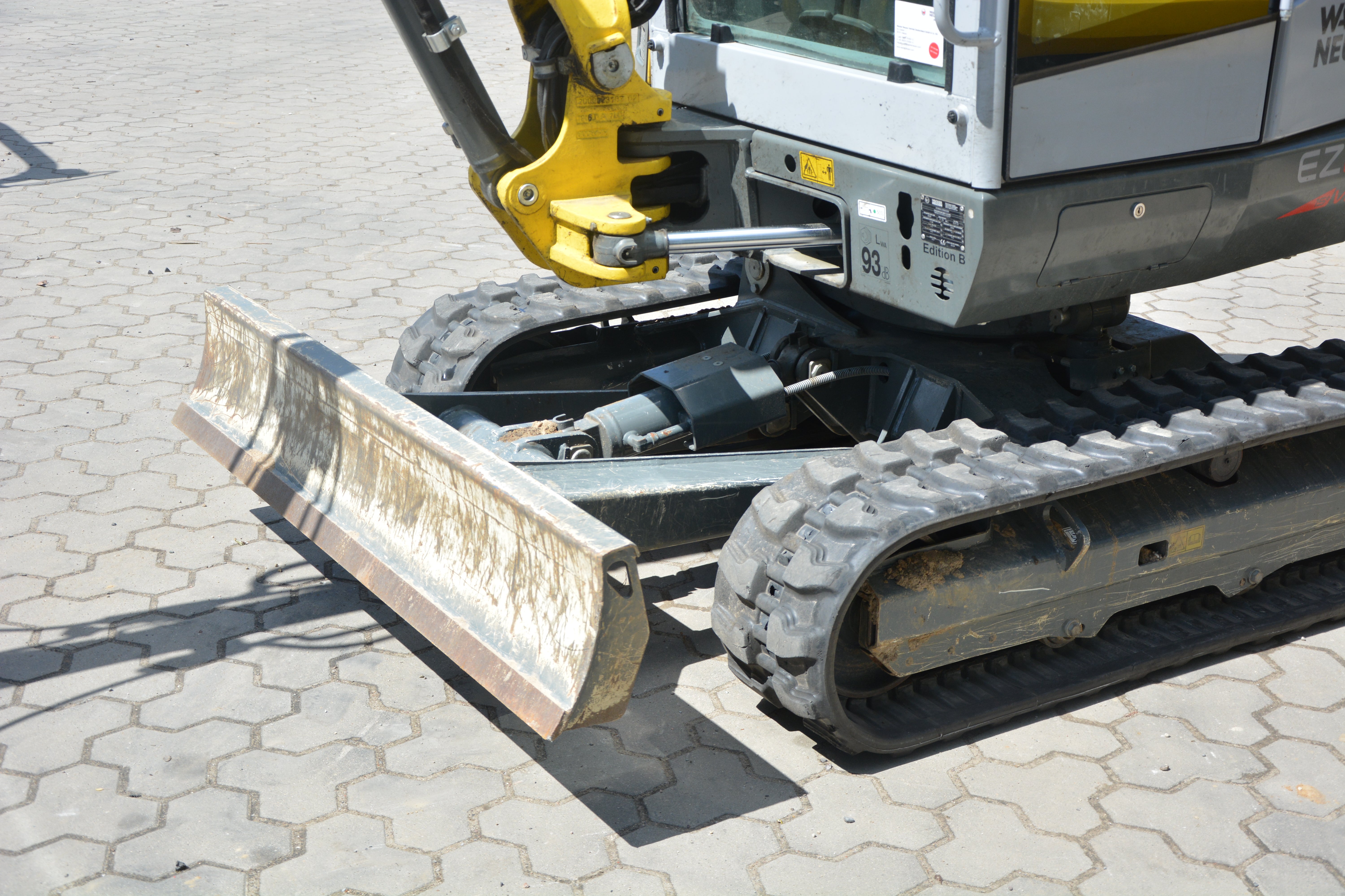 Minibagger mieten – Wacker Neuson EZ26 Zero Tail, 2,6 t Kettenbagger – 4
