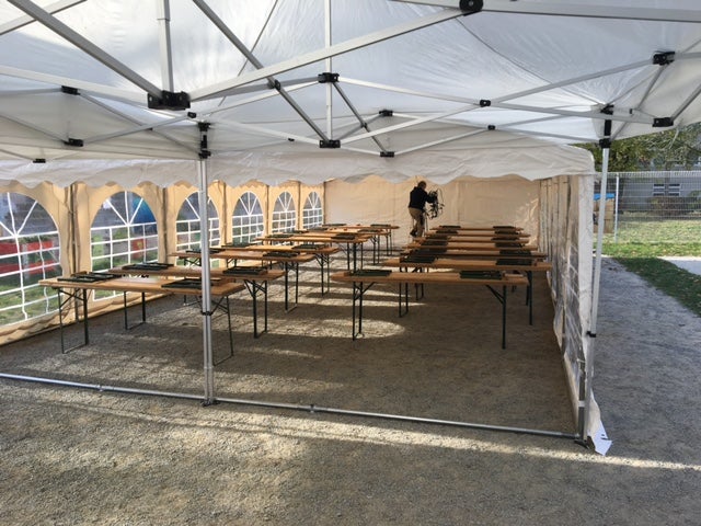 Bierzeltgarnitur mieten – Tisch & 2 Bänke, Hussen & Stehtisch Quattro für Gartenparty – 3