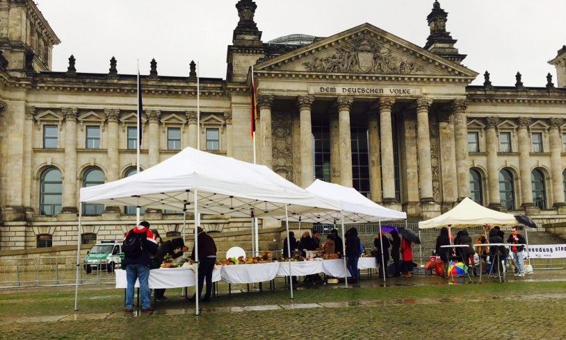 Partyzelt & Falt-Pavillon 3x6 m mieten – weiß, wasserdicht, mit Seitenteilen