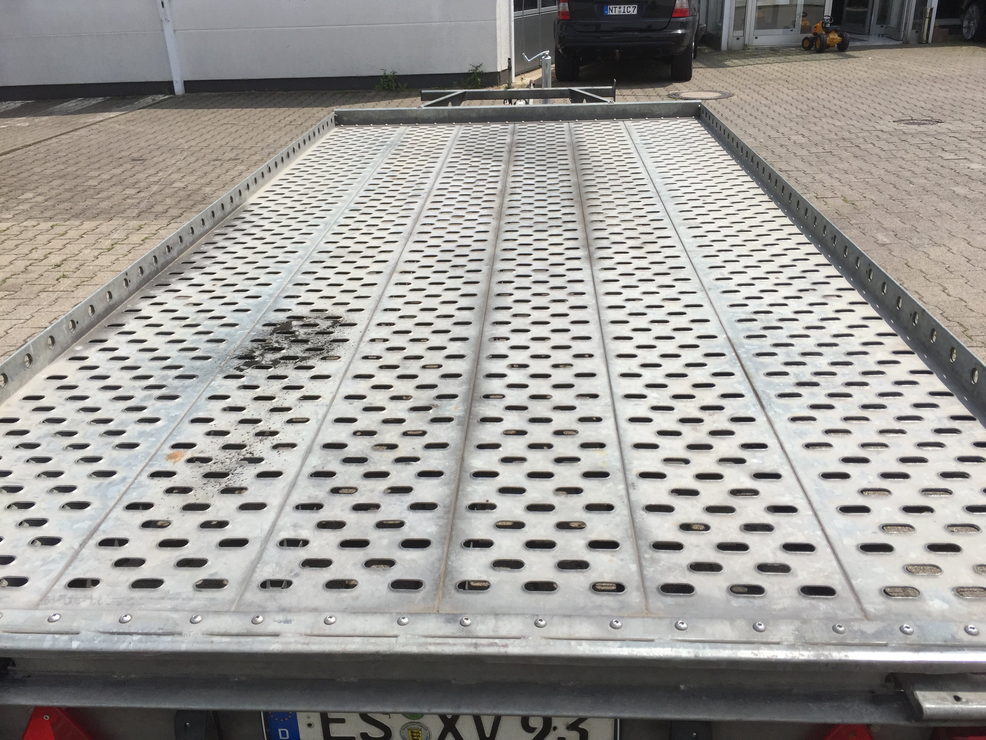 Autotransporter TY 73 mieten – 4,10 m Plattform, Seilwinde, Auffahrschienen – 4