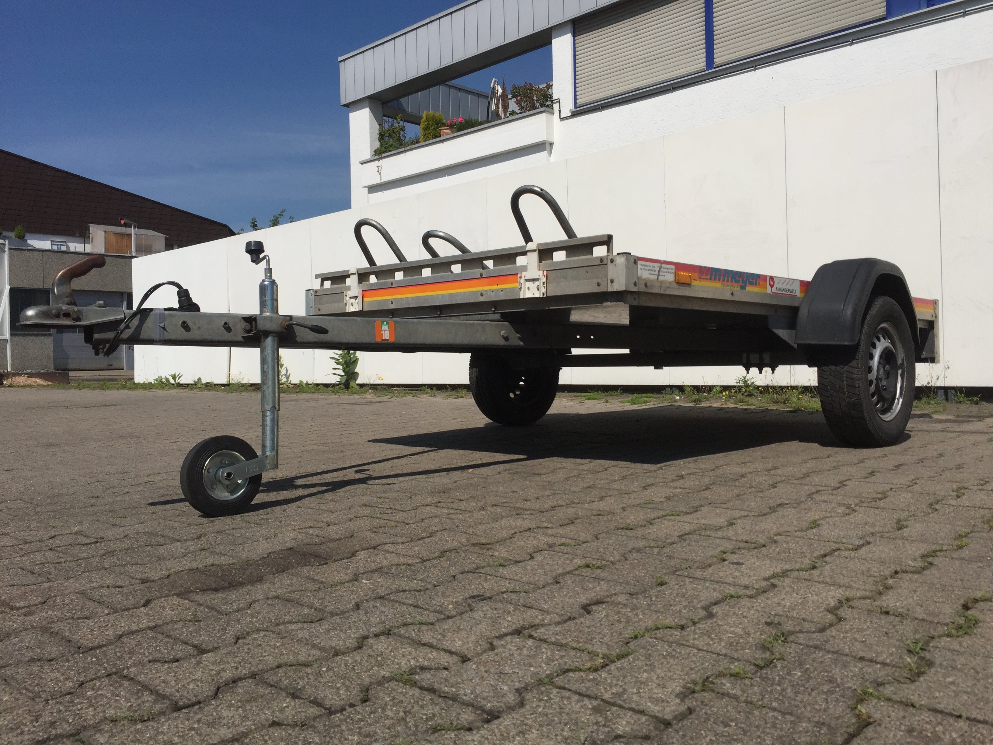 Motorradtransporter TY 79 mieten – Plattformanhänger 2,50 x 1,51 m, 750 kg
