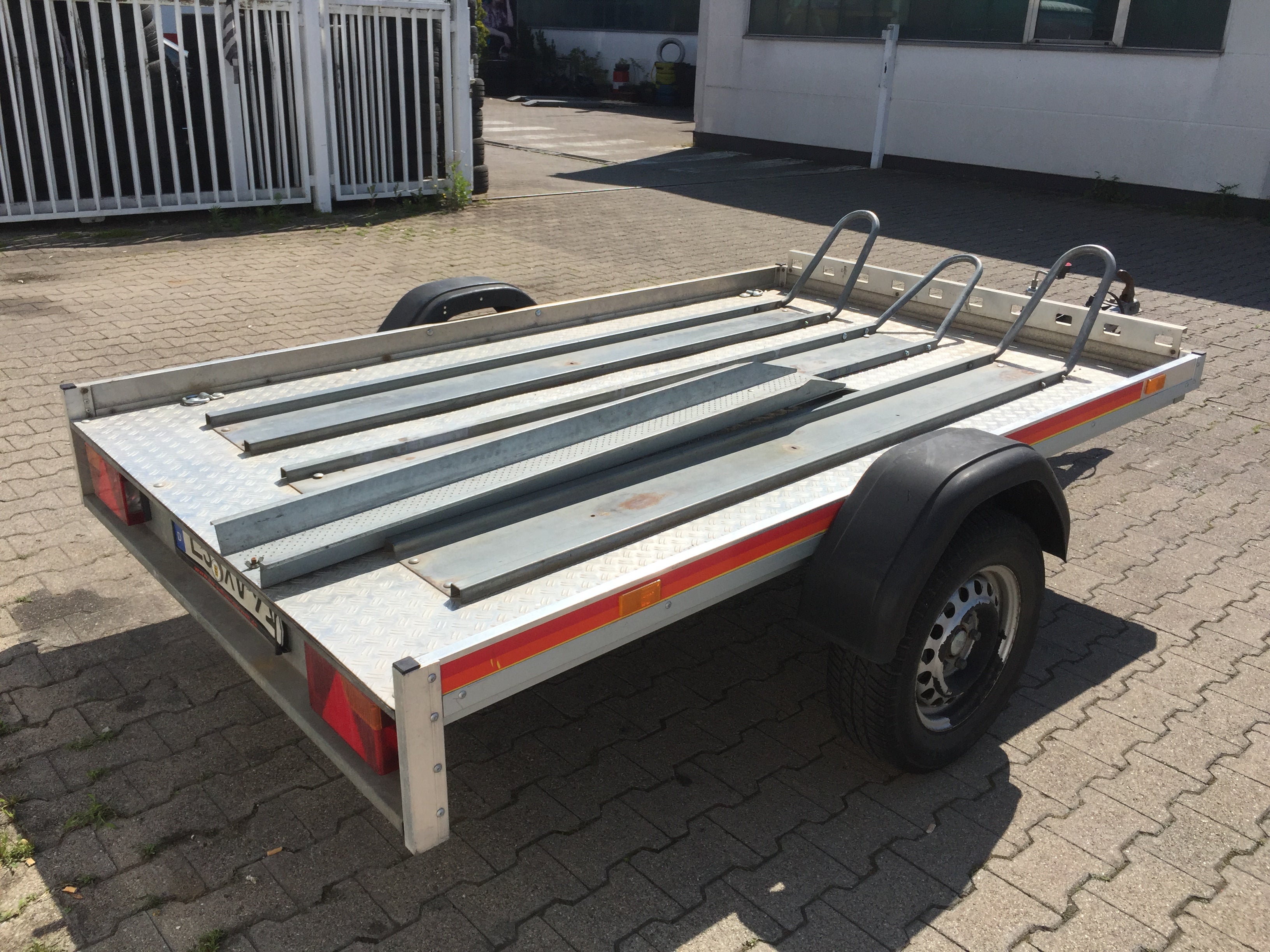 Motorradtransporter TY 79 mieten – Plattformanhänger 2,50 x 1,51 m, 750 kg – 4