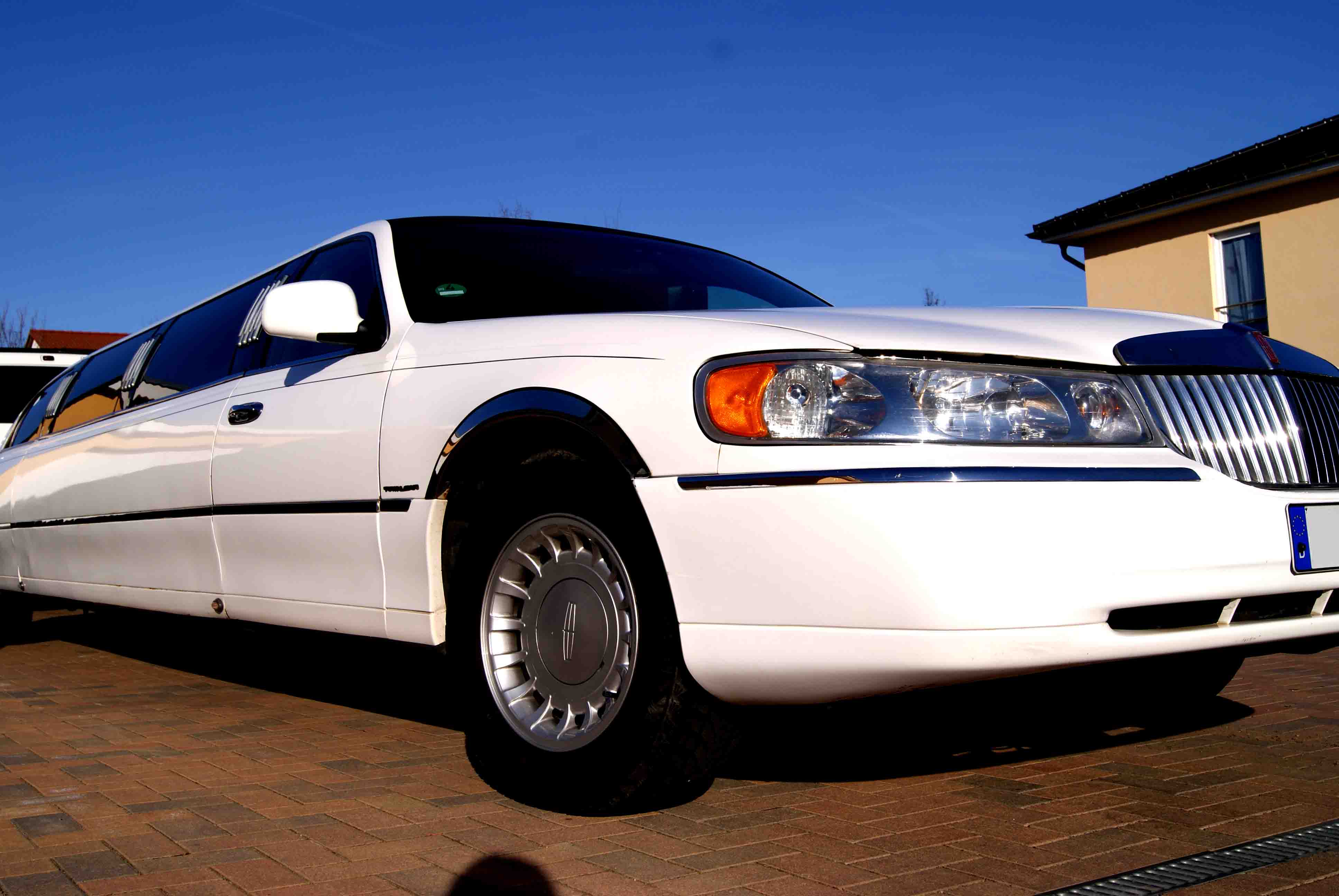 Lincoln Towncar Stretchlimousine mieten - weißes Hochzeitsfahrzeug – 3