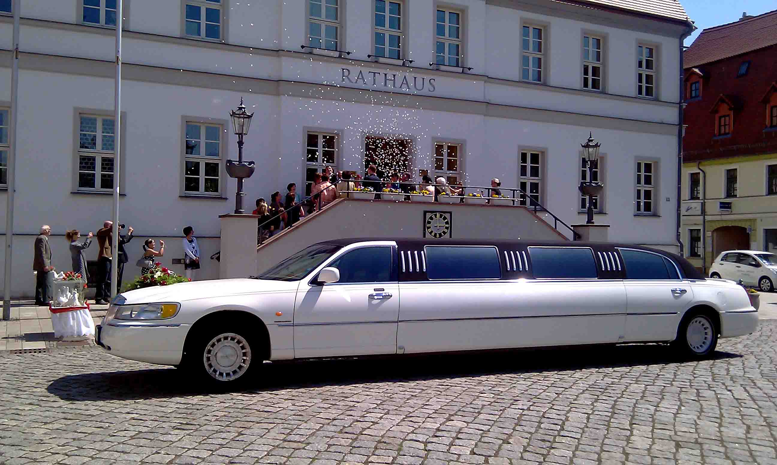 Stretchlimousine mieten - Lincoln Towncar XXL fast 10 Meter Hochzeitsauto