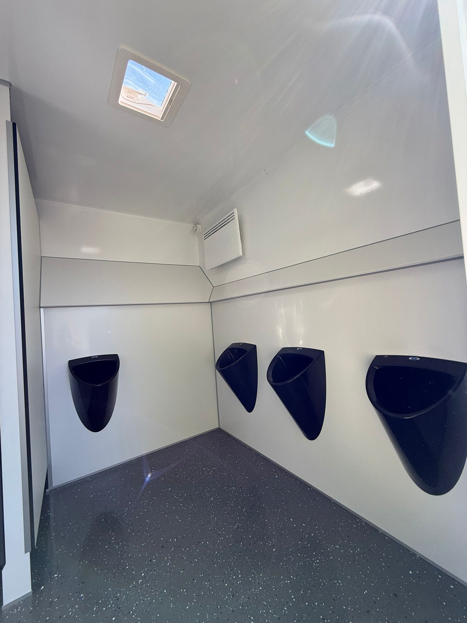 XL-Toilettenwagen mieten | Exklusiv Event-WC mit 5 WCs & 4 Urinalen – 2