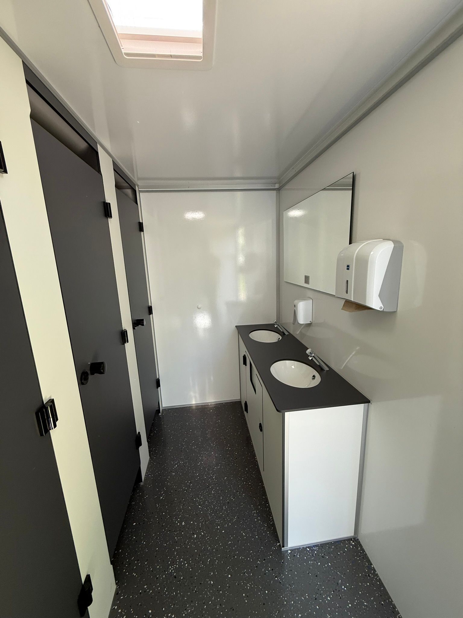 XL-Toilettenwagen mieten | Exklusiv Event-WC mit 5 WCs & 4 Urinalen – 4