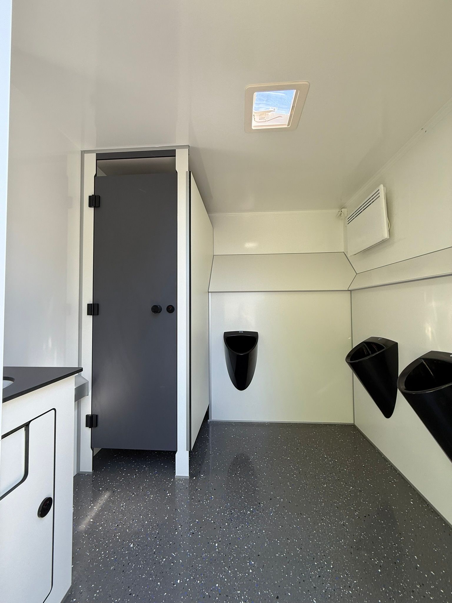 XL-Toilettenwagen mieten | Exklusiv Event-WC mit 5 WCs & 4 Urinalen – 3