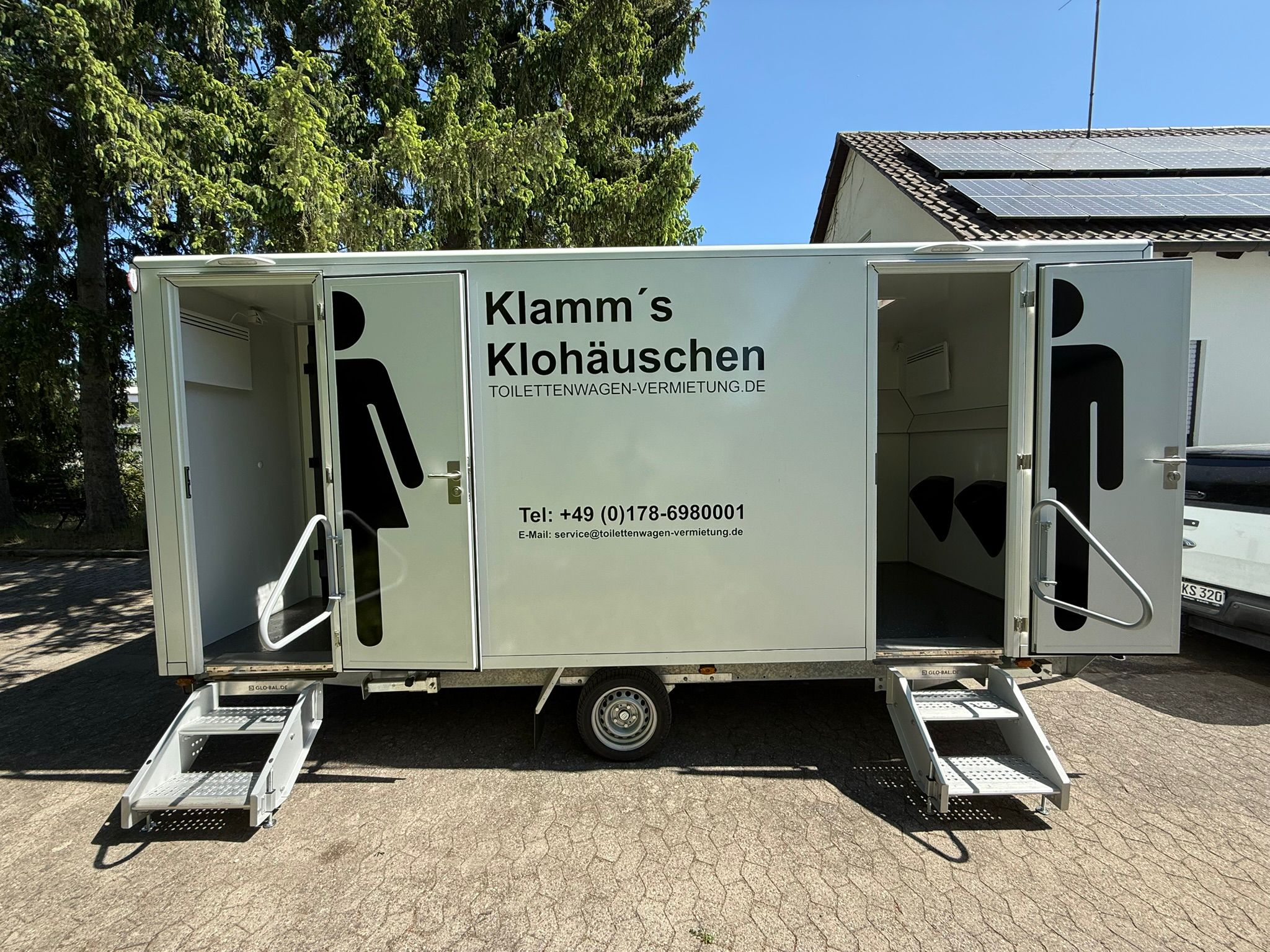 XL-Toilettenwagen mieten | Exklusiv Event-WC mit 5 WCs & 4 Urinalen