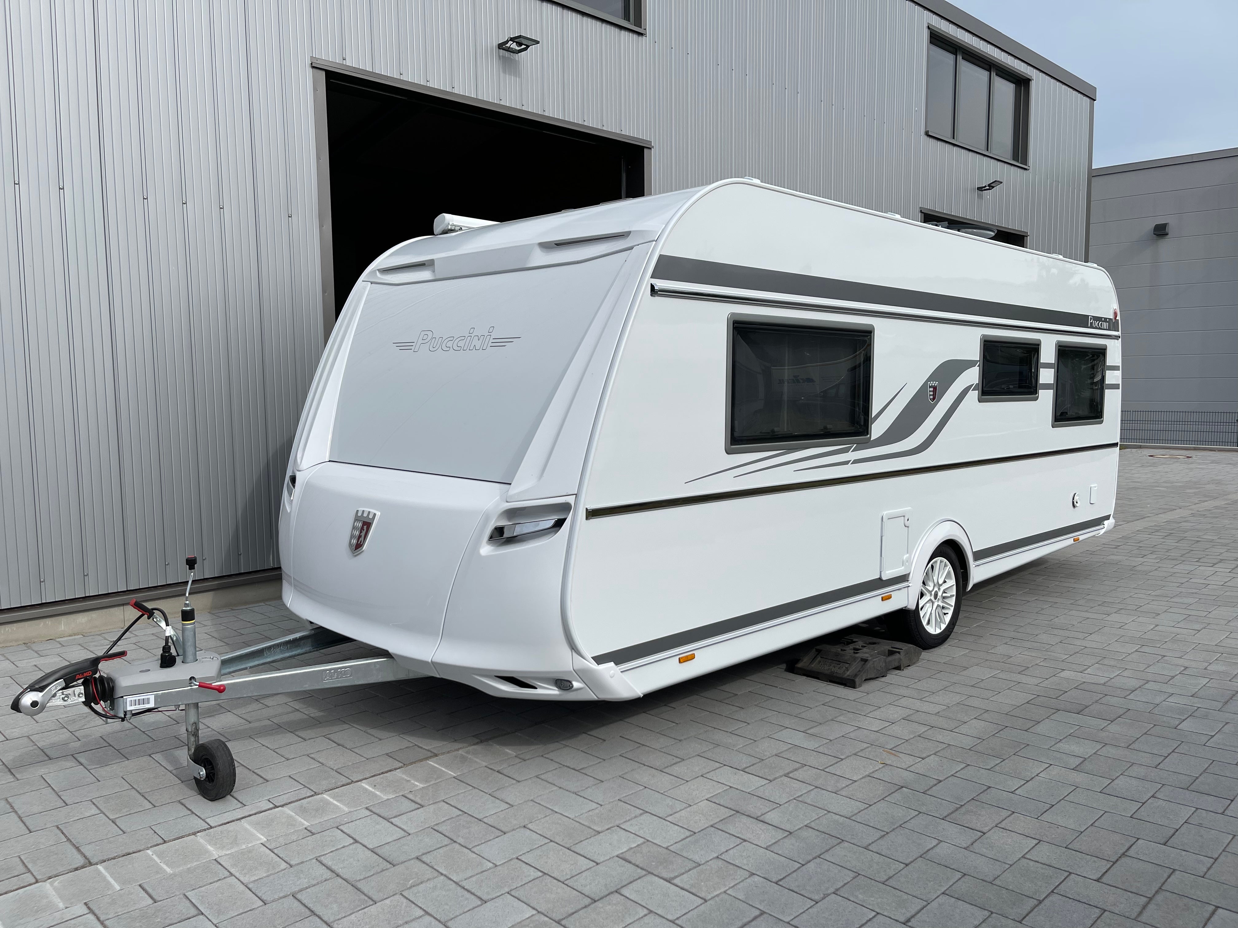 Wohnwagen mieten: Tabbert Puccini 550E – Mover, Klima, TV, Markise, 4–5 Schlafplätze
