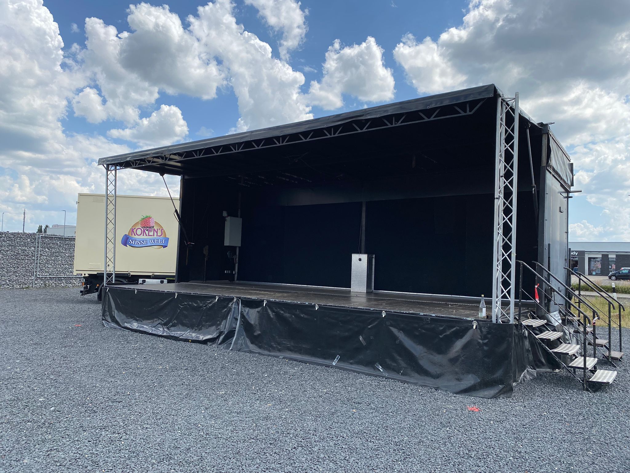 Bühne 10 x 5 Meter mieten – mobiler Bühnenanhänger für Events