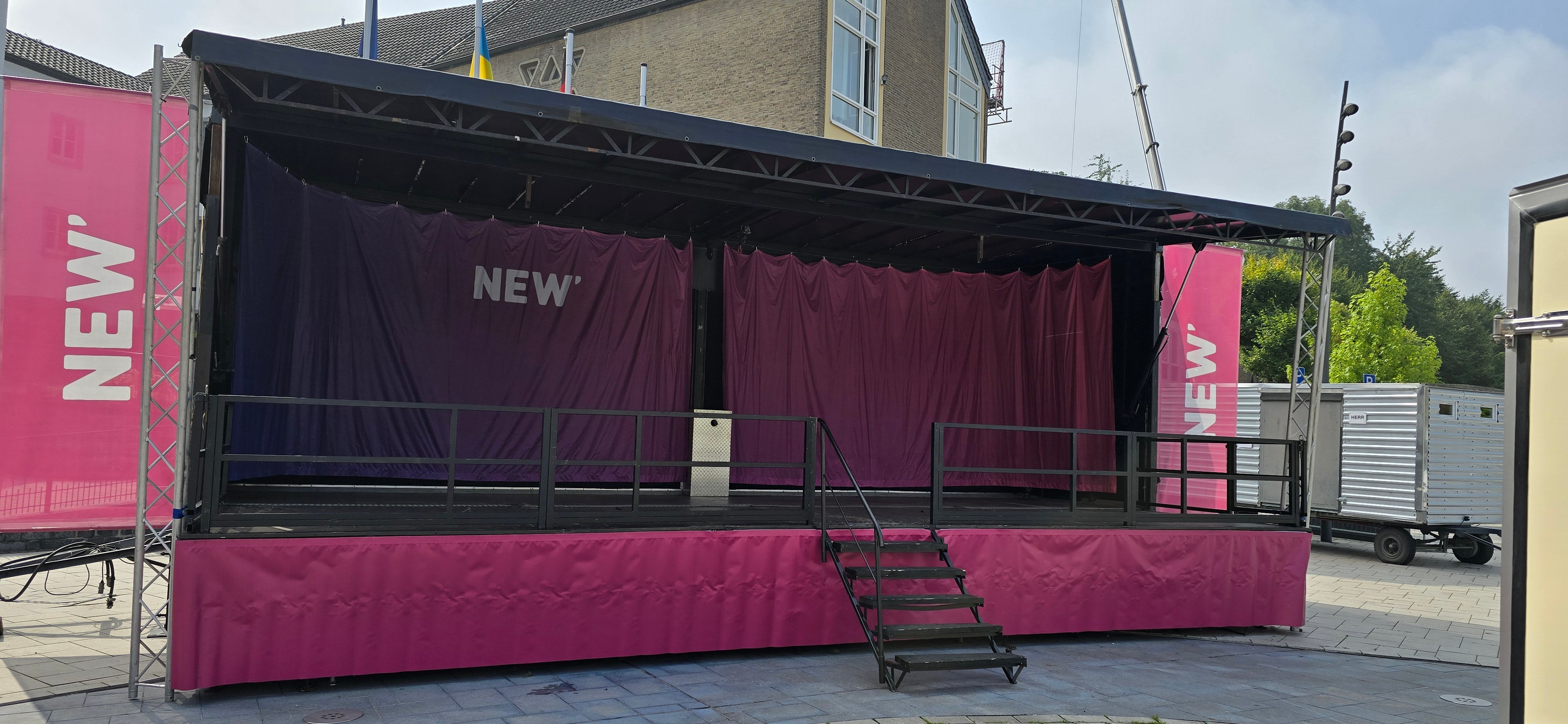 Bühne 10 x 5 Meter mieten – mobiler Bühnenanhänger für Events – 2