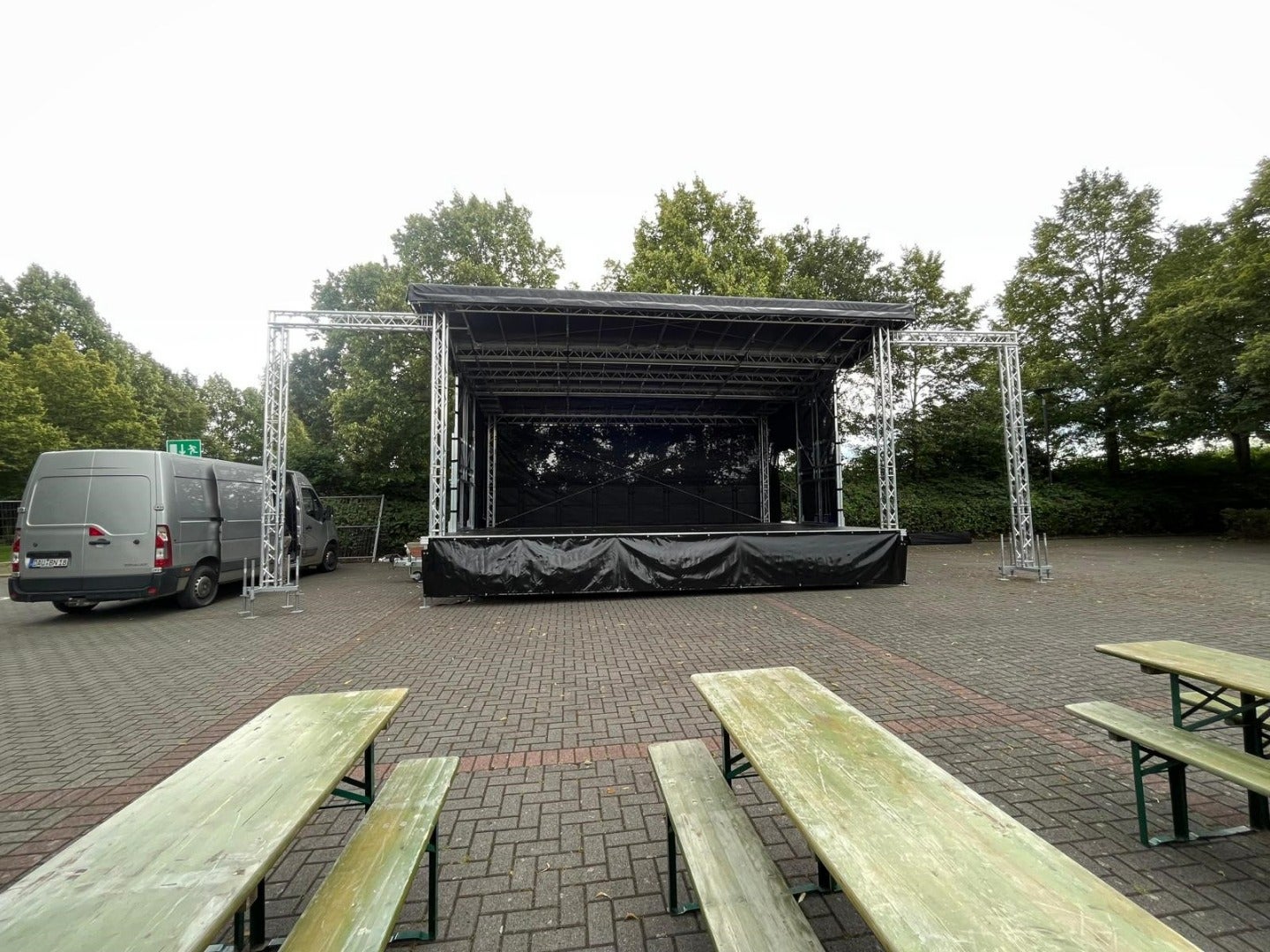 Trailerbühne 8 x 6 Meter mieten – mobile Eventbühne mit PA-Wings