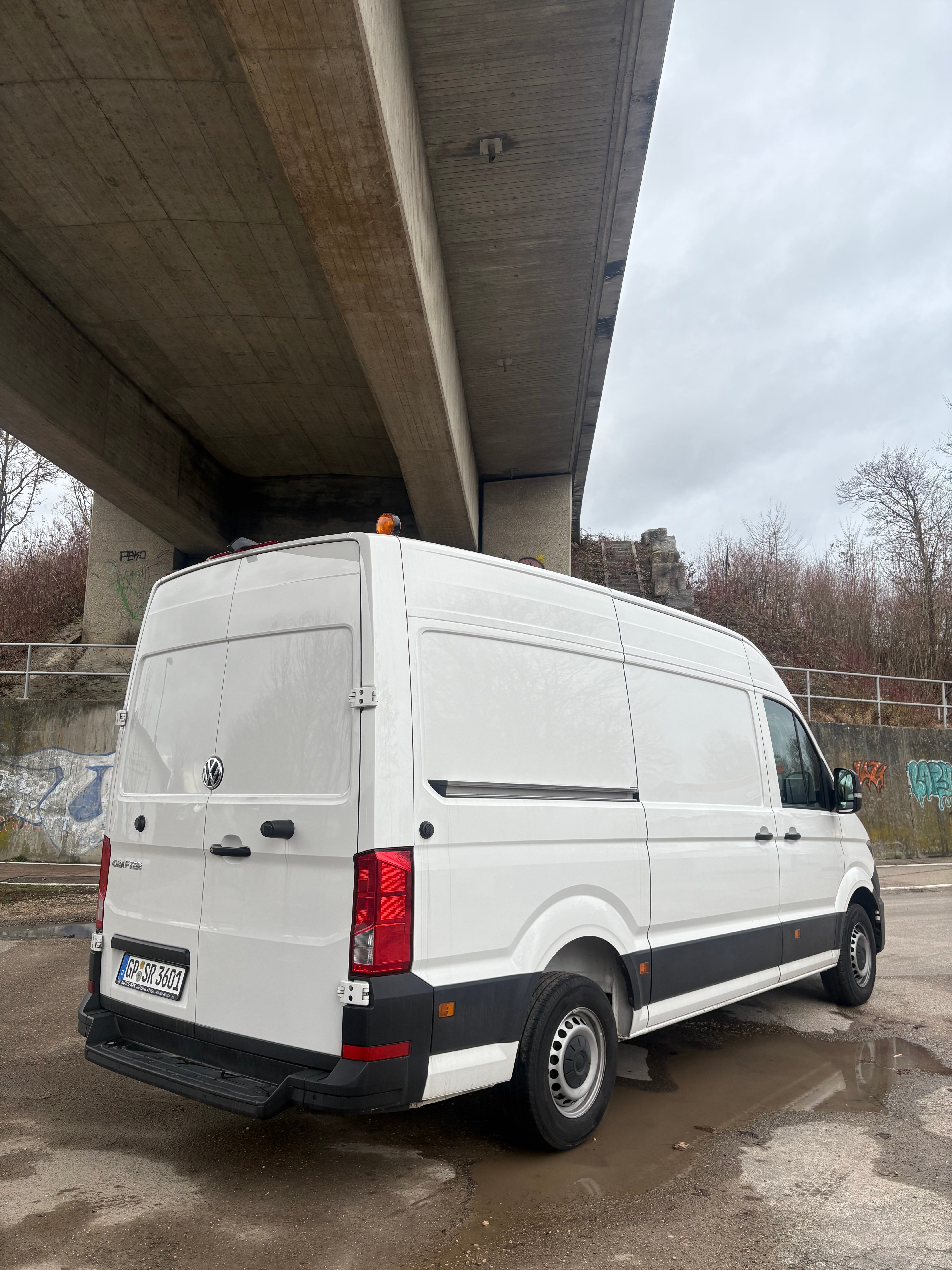 VW Crafter Transporter L2H2 mieten - großer Laderaum für Umzug & Möbeltransport – 3