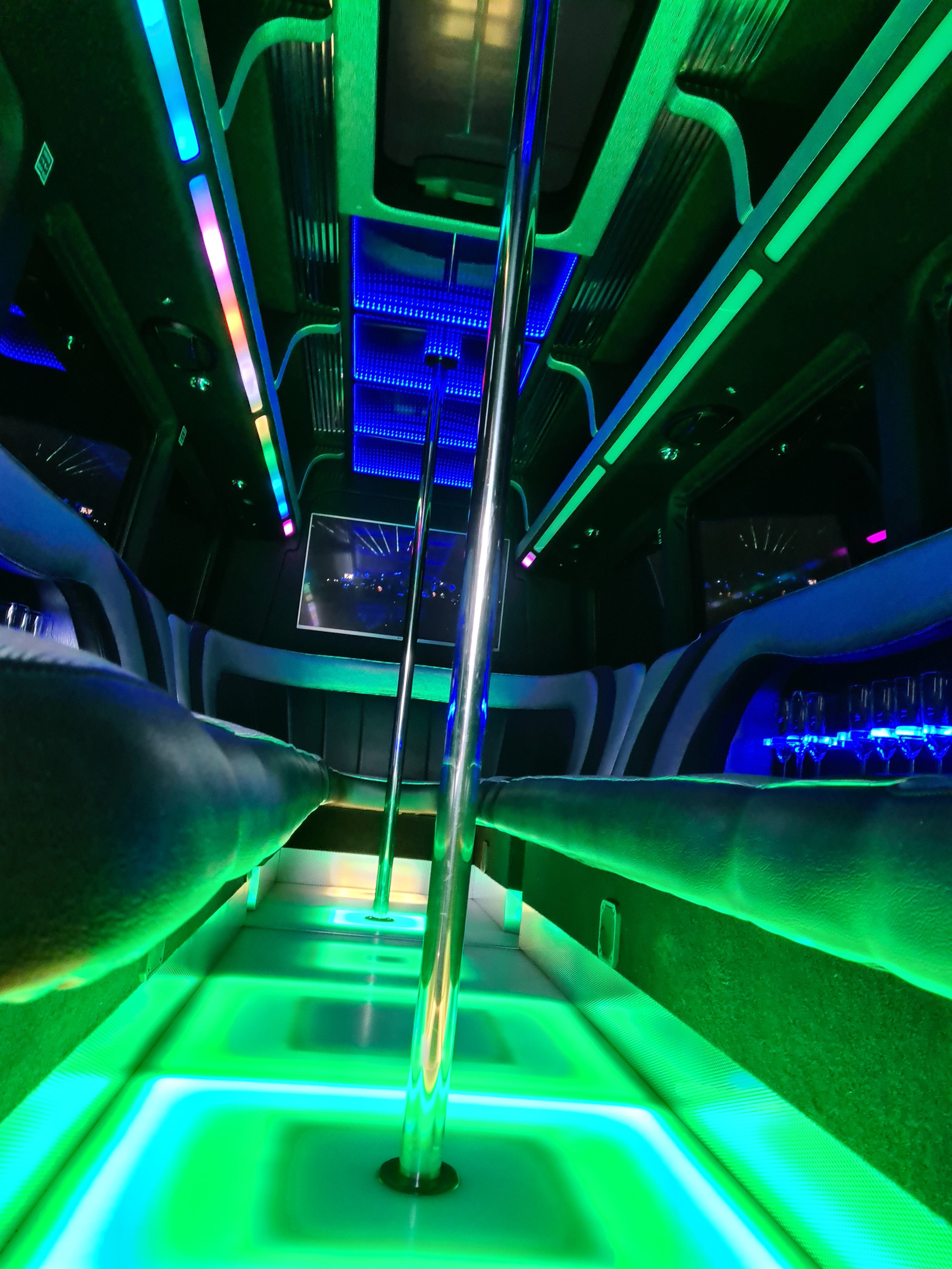 Partybus mieten bis 16 Personen - Clublounge-Ausstattung für Events
