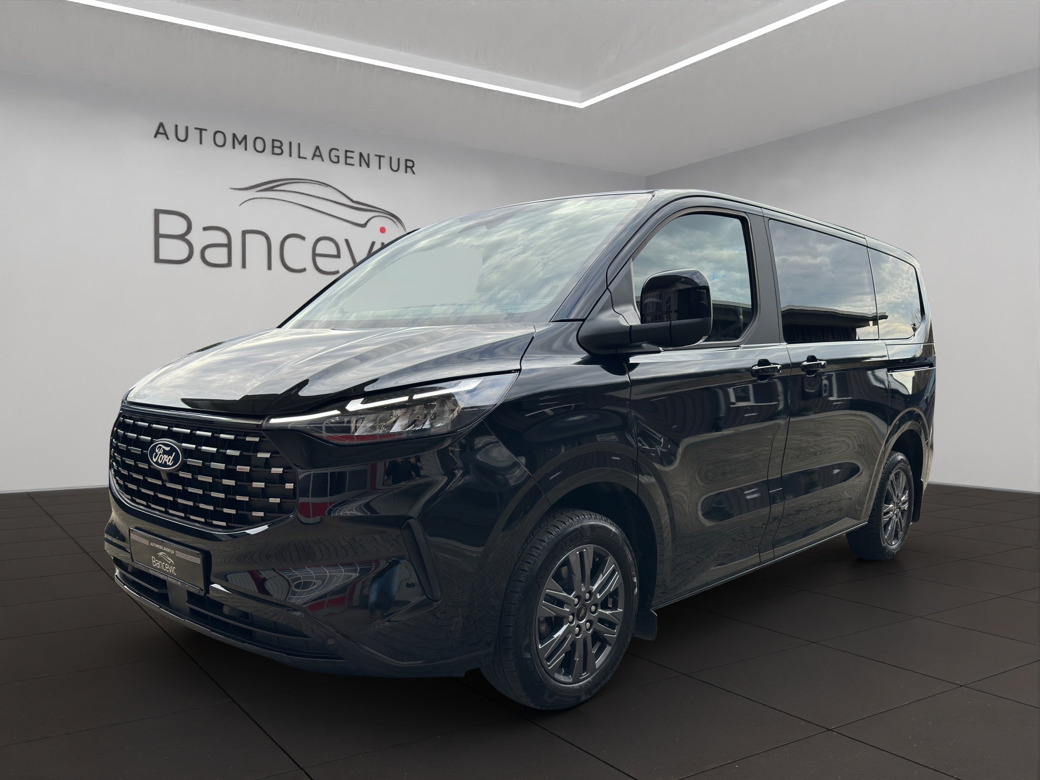 Ford Tourneo Custom Titanium 9-Sitzer mieten – Automatik, Modell 2025