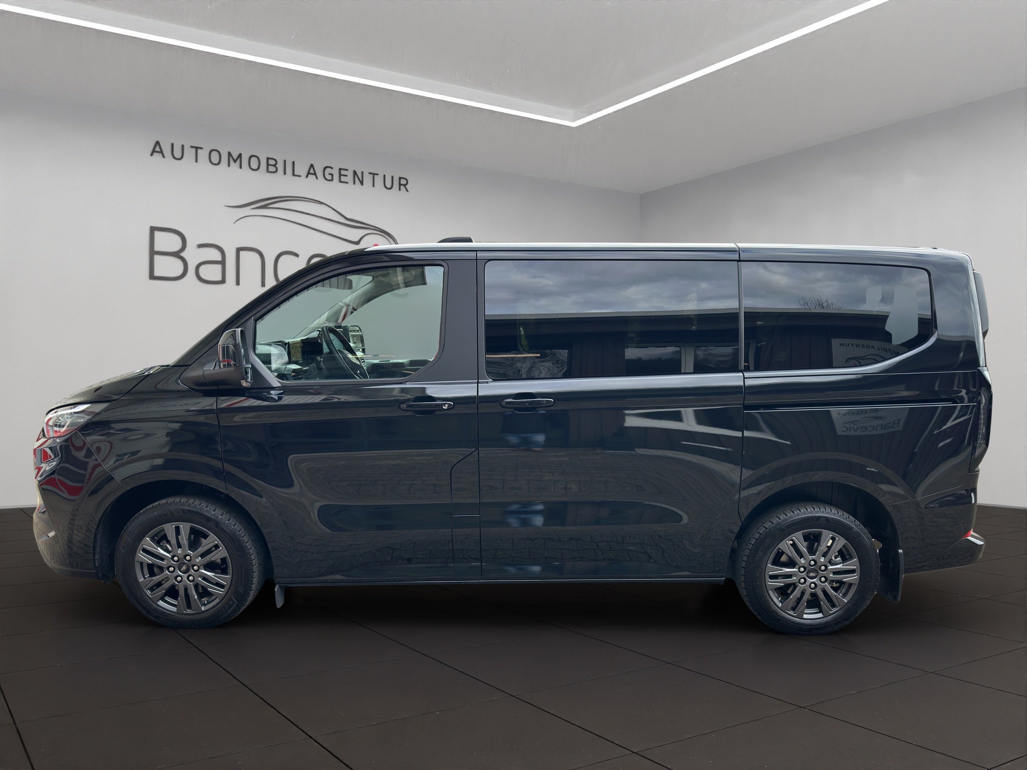 Ford Tourneo Custom Titanium 9-Sitzer mieten – Automatik, Modell 2025 – 2