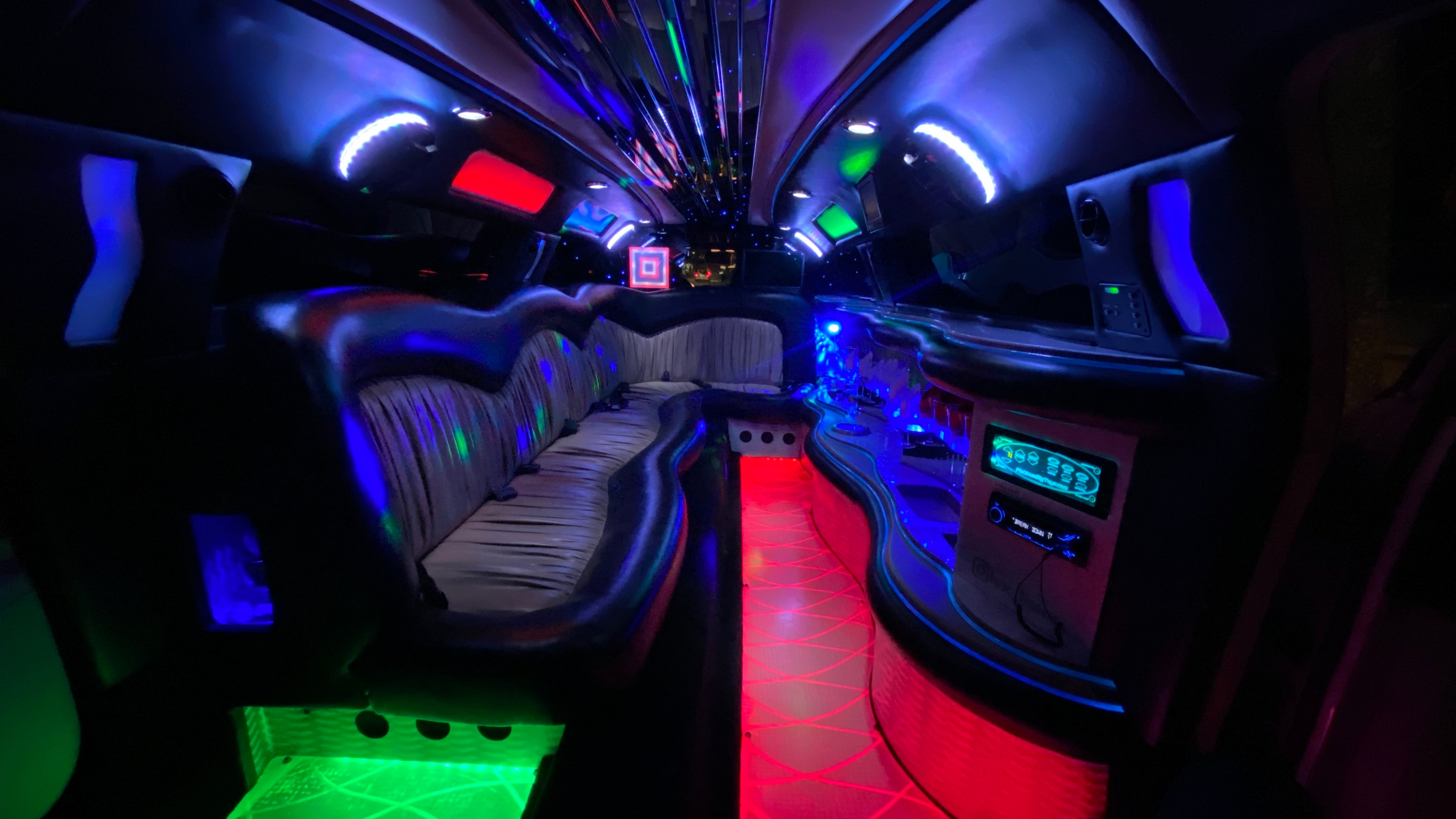Stretchlimousine mieten – schneeweiße Hochzeitslimousine für bis zu 8 Personen – 4