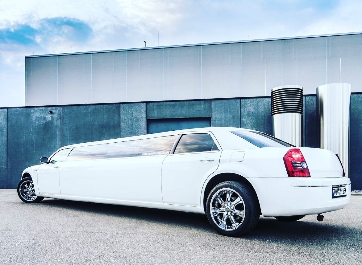 Stretchlimousine mieten – schneeweiße Hochzeitslimousine für bis zu 8 Personen