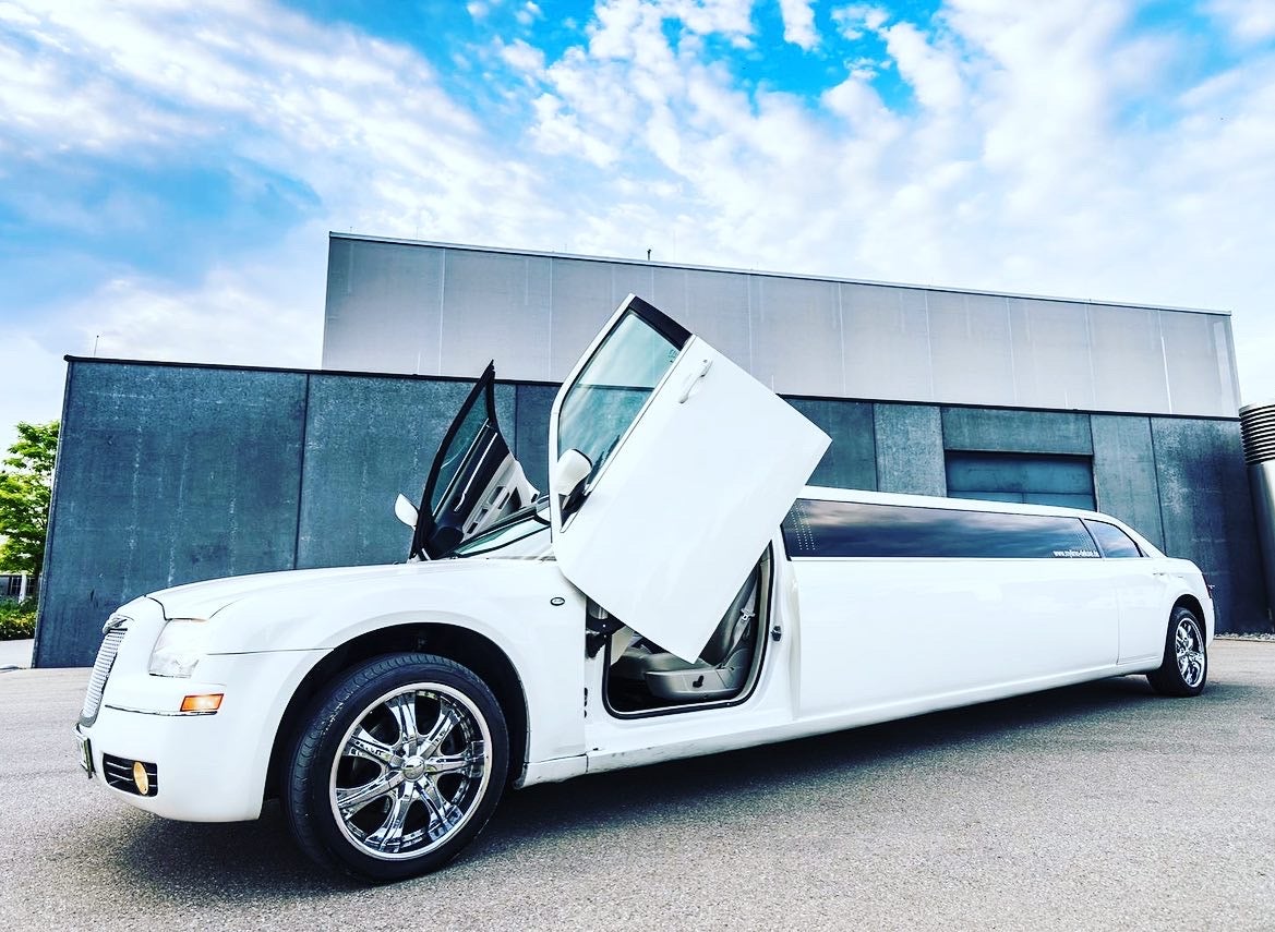 Stretchlimousine mieten – schneeweiße Hochzeitslimousine für bis zu 8 Personen – 2