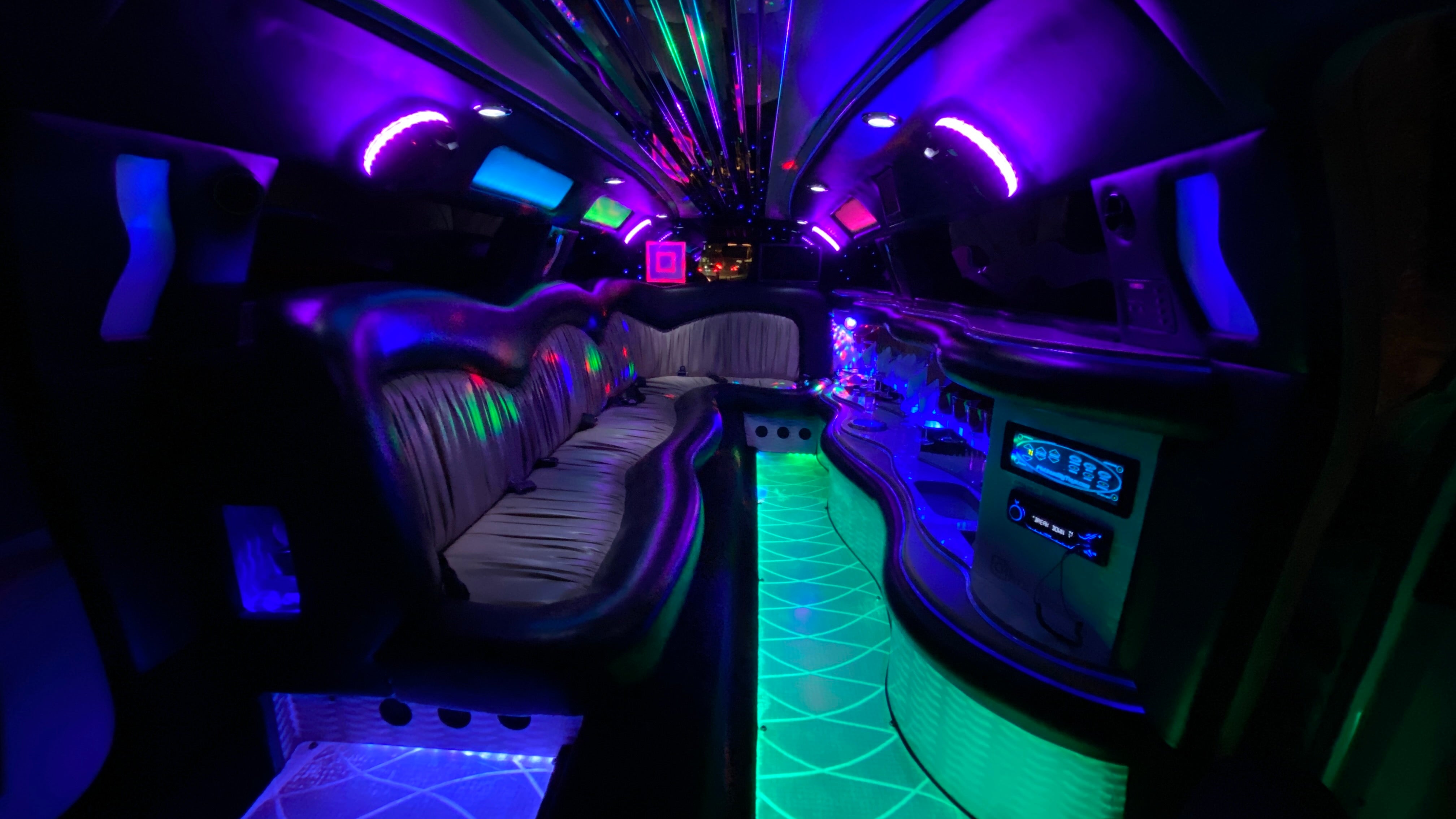Stretchlimousine mieten – schneeweiße Hochzeitslimousine für bis zu 8 Personen – 3