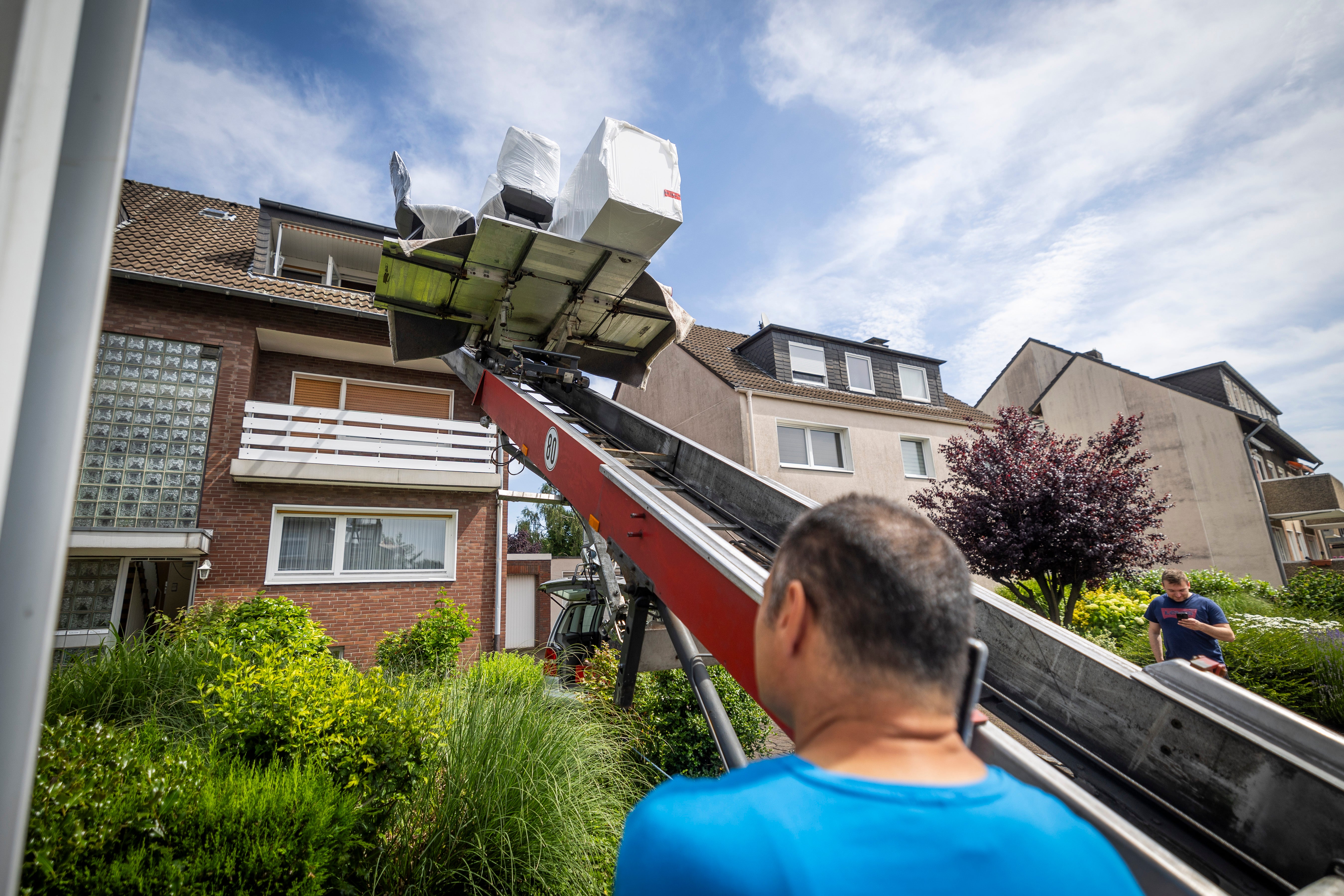 Möbellift mieten 18m – Umzugslift / Schrägaufzug inkl. Bediener & Tragehilfe in Herne / NRW