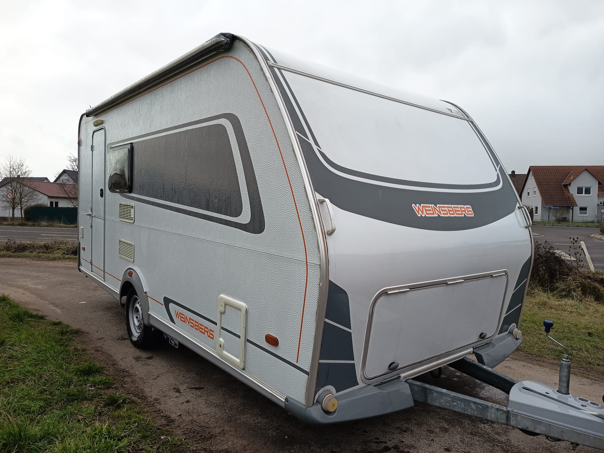 Wohnwagen mieten – Weinsberg CaraOne 440 FD mit Festbett & Mover für 2-3 Personen