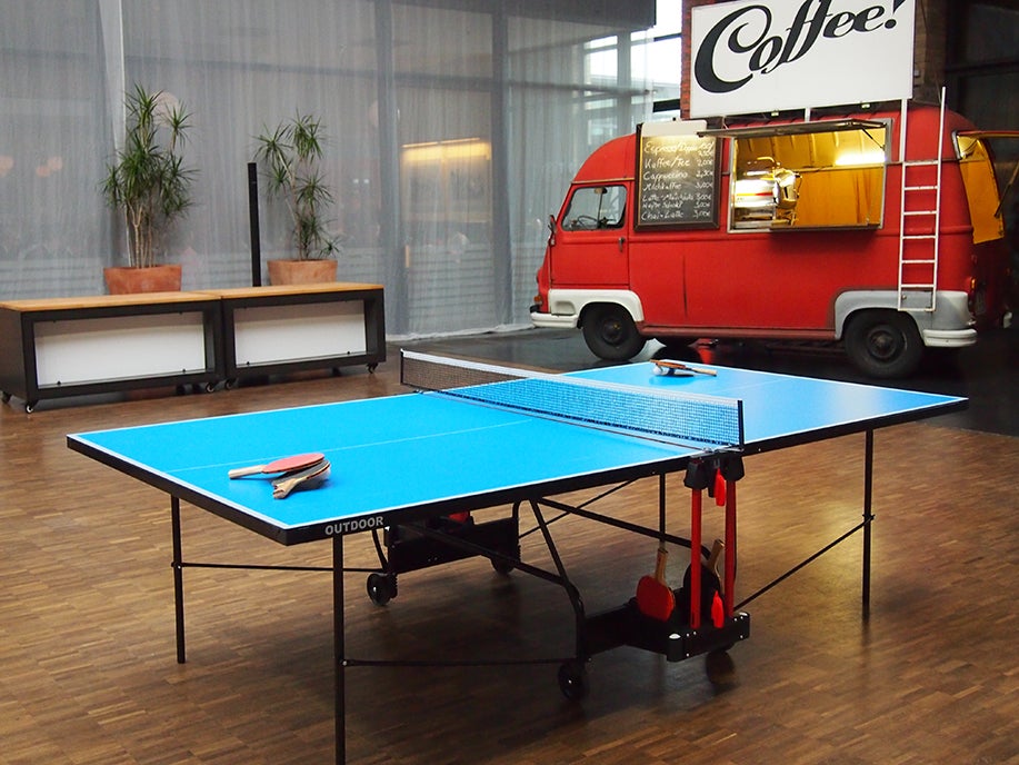 Tischtennisplatte mieten – mobile, klappbare TT-Platte inkl. Kellen, Bälle & Netz