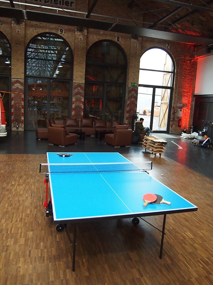 Tischtennisplatte mieten – mobile, klappbare TT-Platte inkl. Kellen, Bälle & Netz – 2