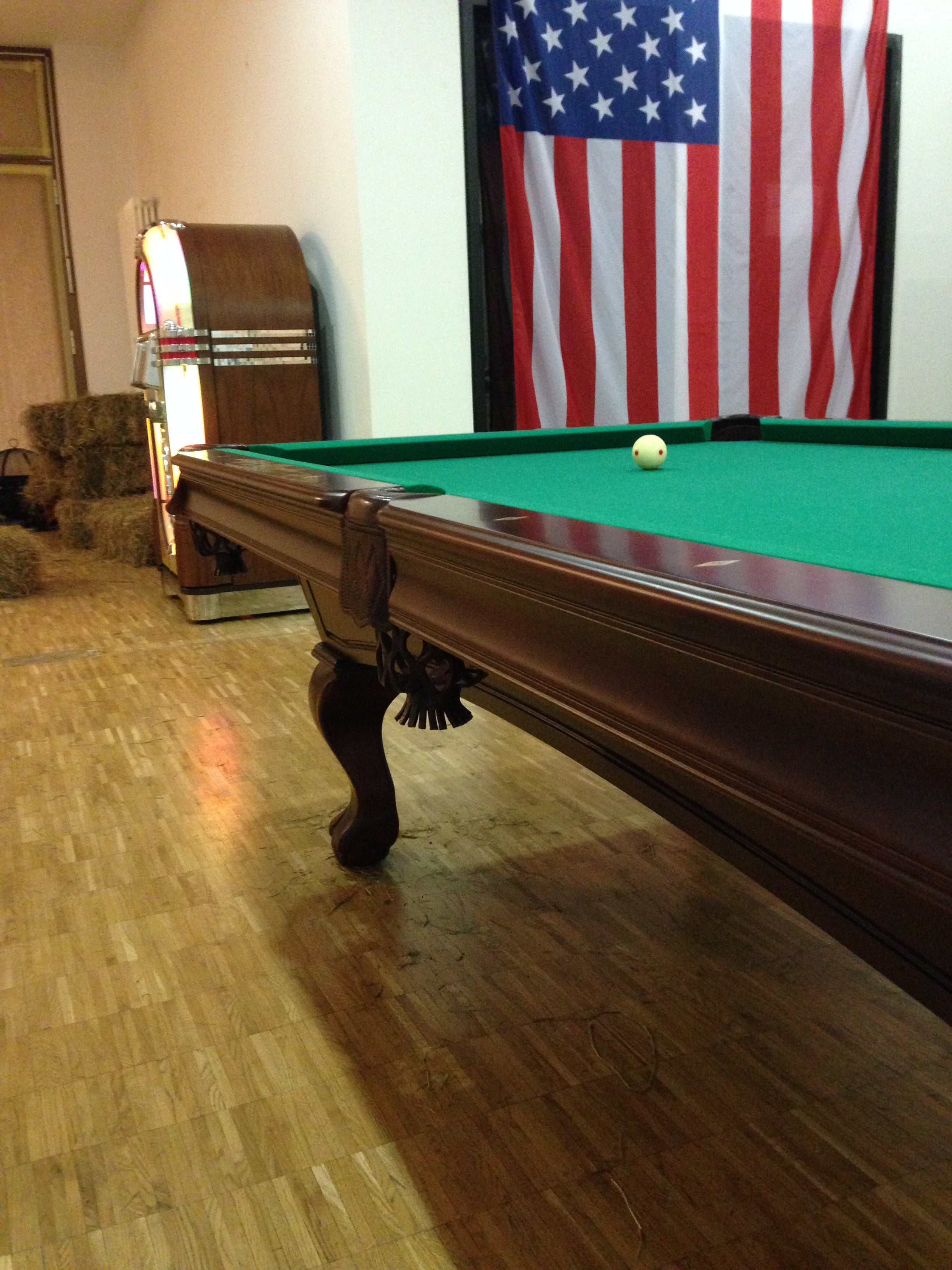 Poolbillardtisch 8ft mieten – Vollholz & Lederbtaschen mit Schieferplatte inkl. Zubehör – 2