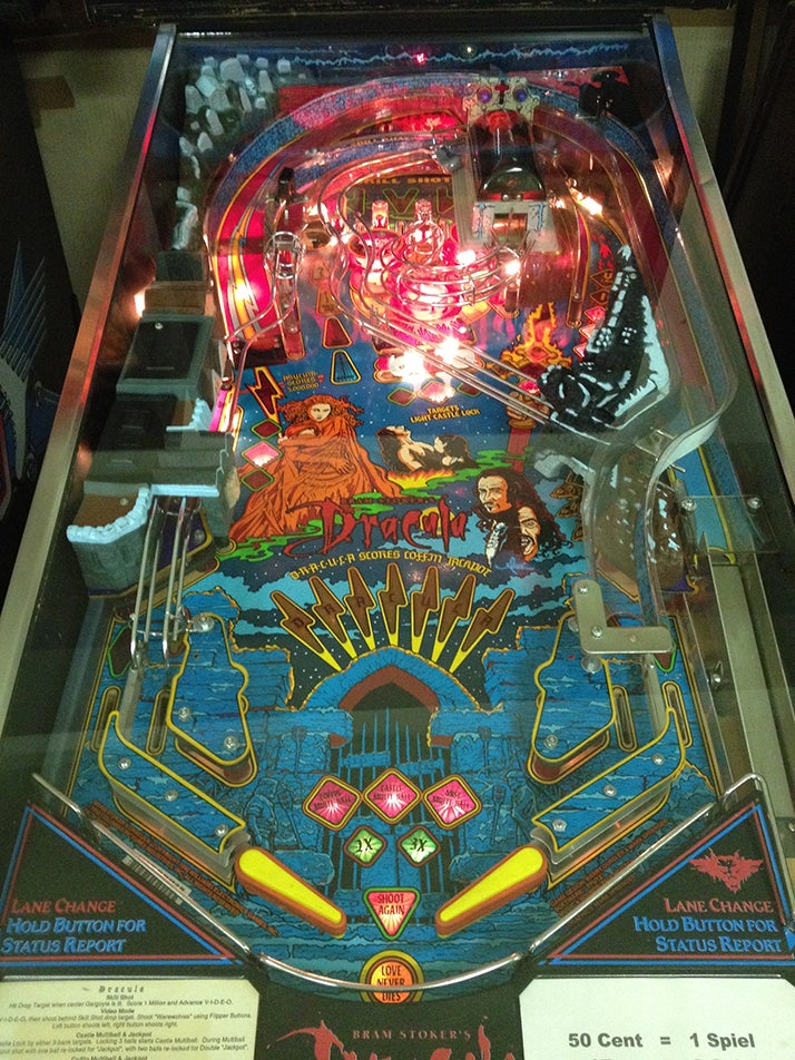 Flipper mieten – Flipperautomat / Pinball für Firmenfeiern (Modelle Rollergames & Dracula)