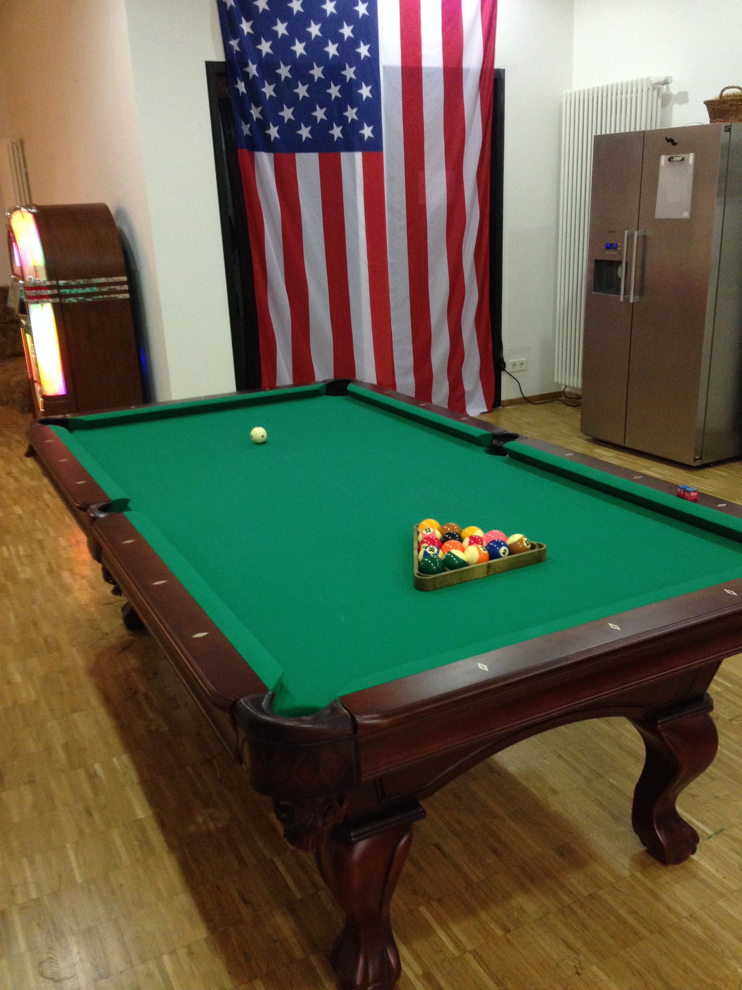 Poolbillardtisch 8ft mieten – Vollholz & Lederbtaschen mit Schieferplatte inkl. Zubehör