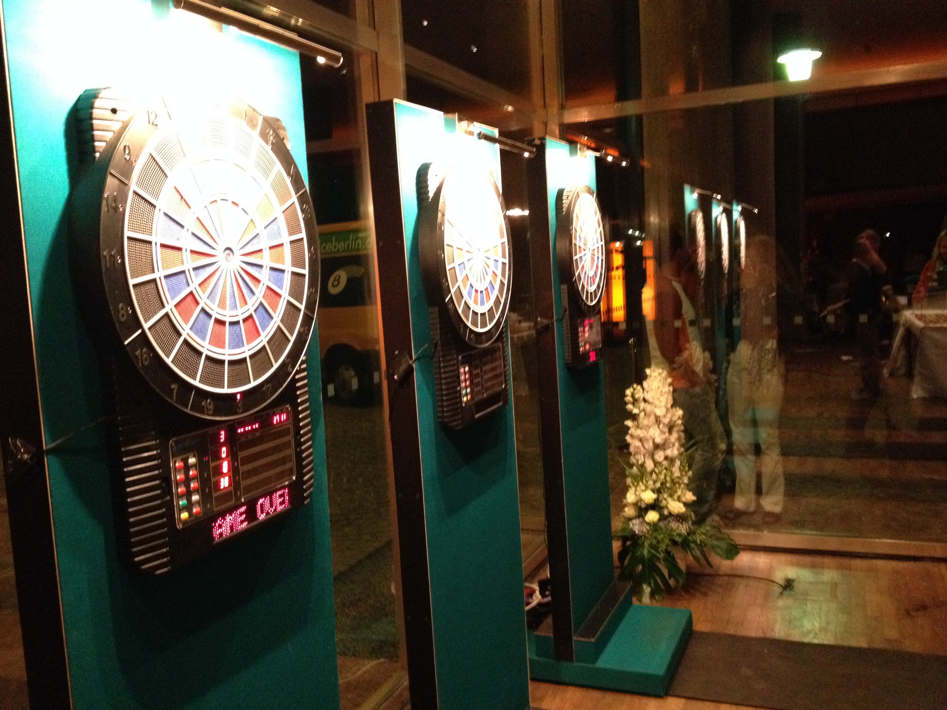 Dartautomat mieten – beleuchteter Softdart inkl. Dartmatte, Pfeilen & Ersatzspitzen