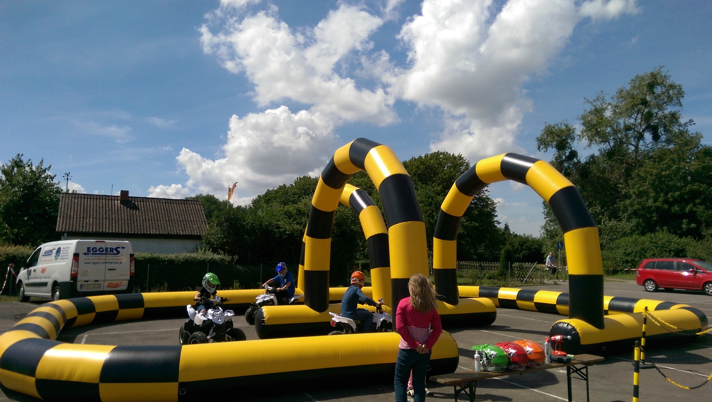 Kinderquads mieten - Kids Quad Racing Bahn mit aufblasbarem Parcours, E-Antrieb – 2