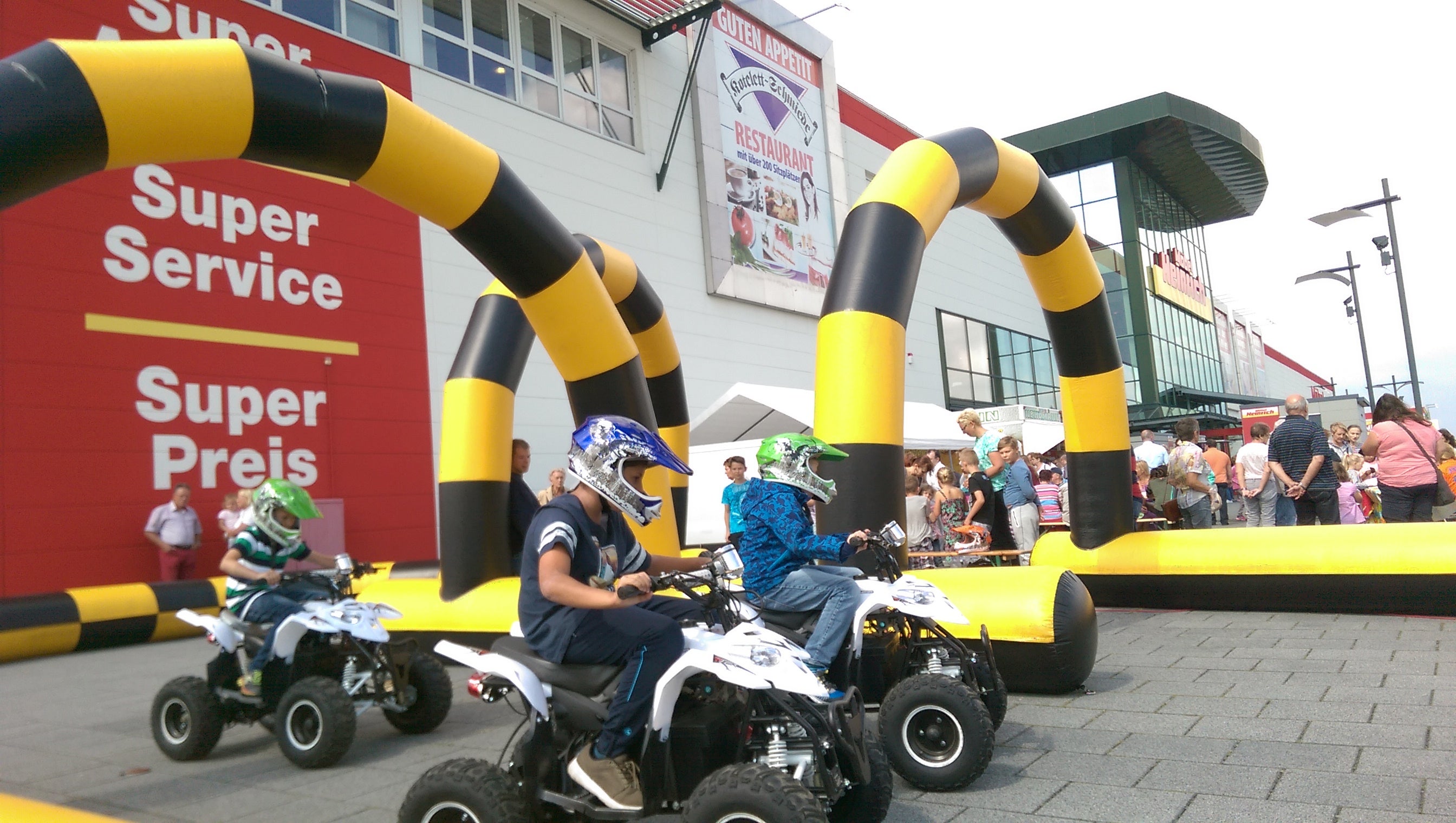 Kinderquads mieten - Kids Quad Racing Bahn mit aufblasbarem Parcours, E-Antrieb