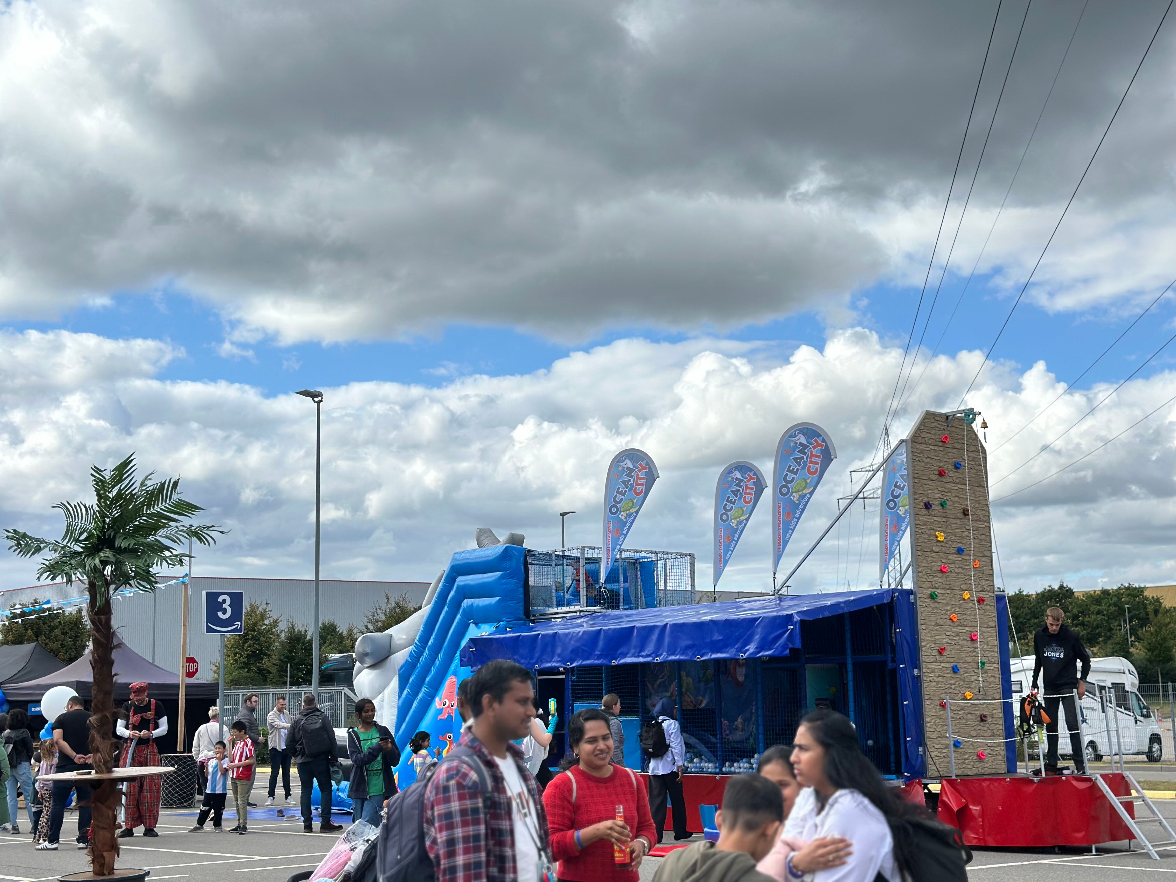 Ocean City Multi-Eventmodul mieten - Kletterwand, Spielmobil & XXL-Hai-Rutsche – 4