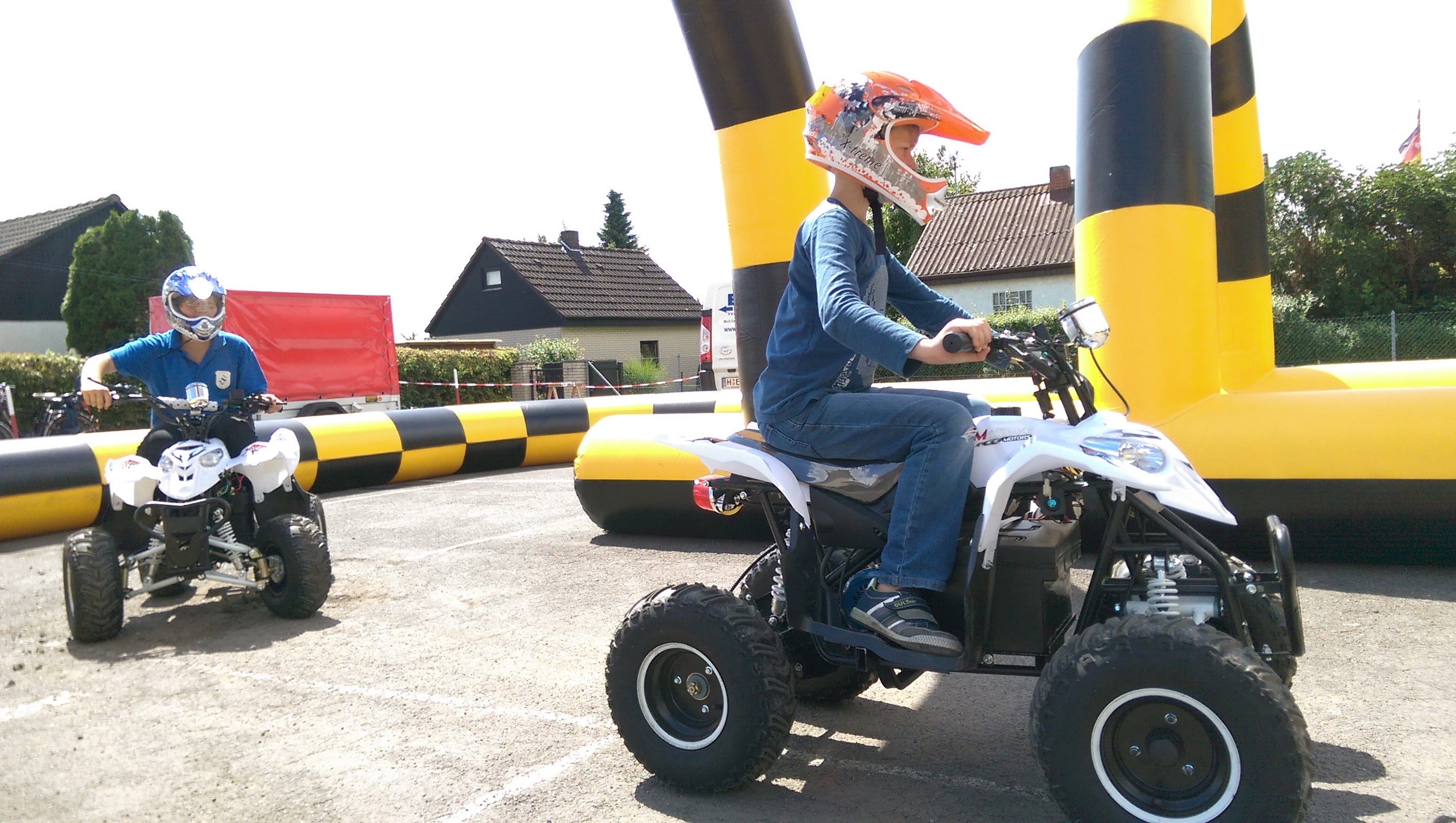 Kinderquads mieten - Kids Quad Racing Bahn mit aufblasbarem Parcours, E-Antrieb – 4