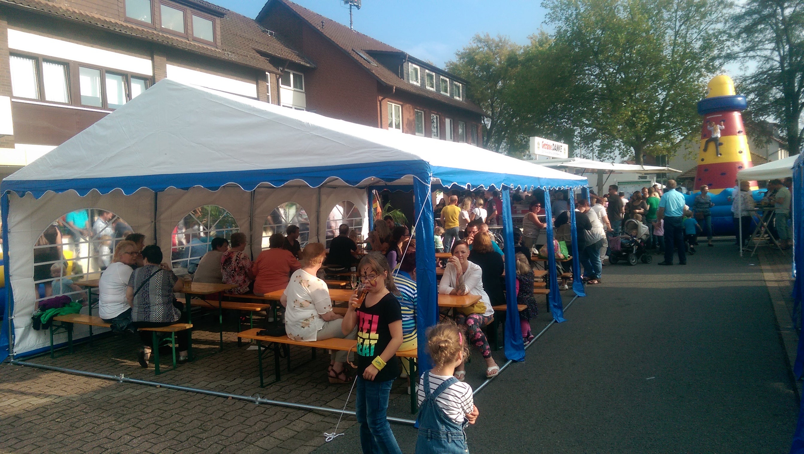 Partyzelt mieten - Festzelt 8x4 m / 8x5 m für bis zu 75 Personen, inkl. Zubehör