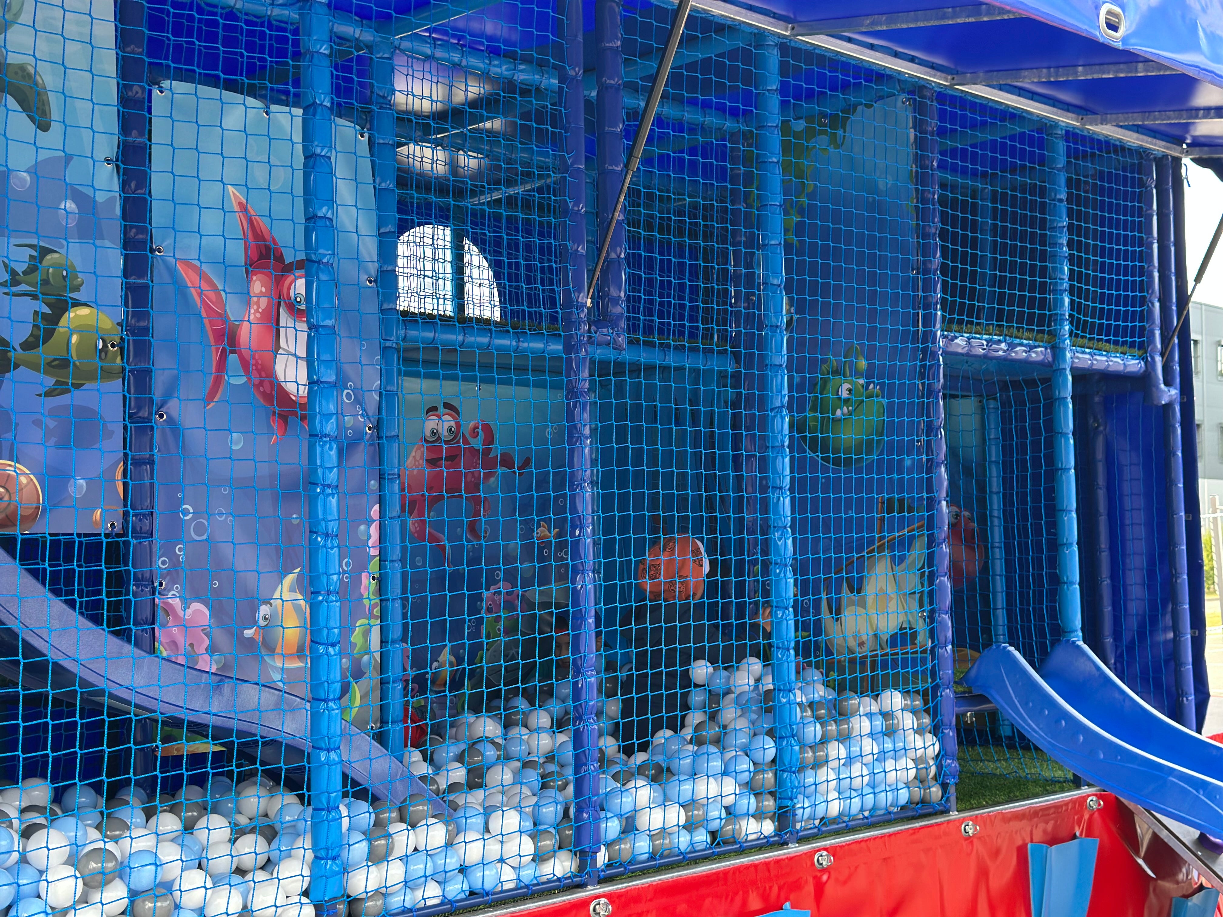 Ocean City Multi-Eventmodul mieten - Kletterwand, Spielmobil & XXL-Hai-Rutsche – 2