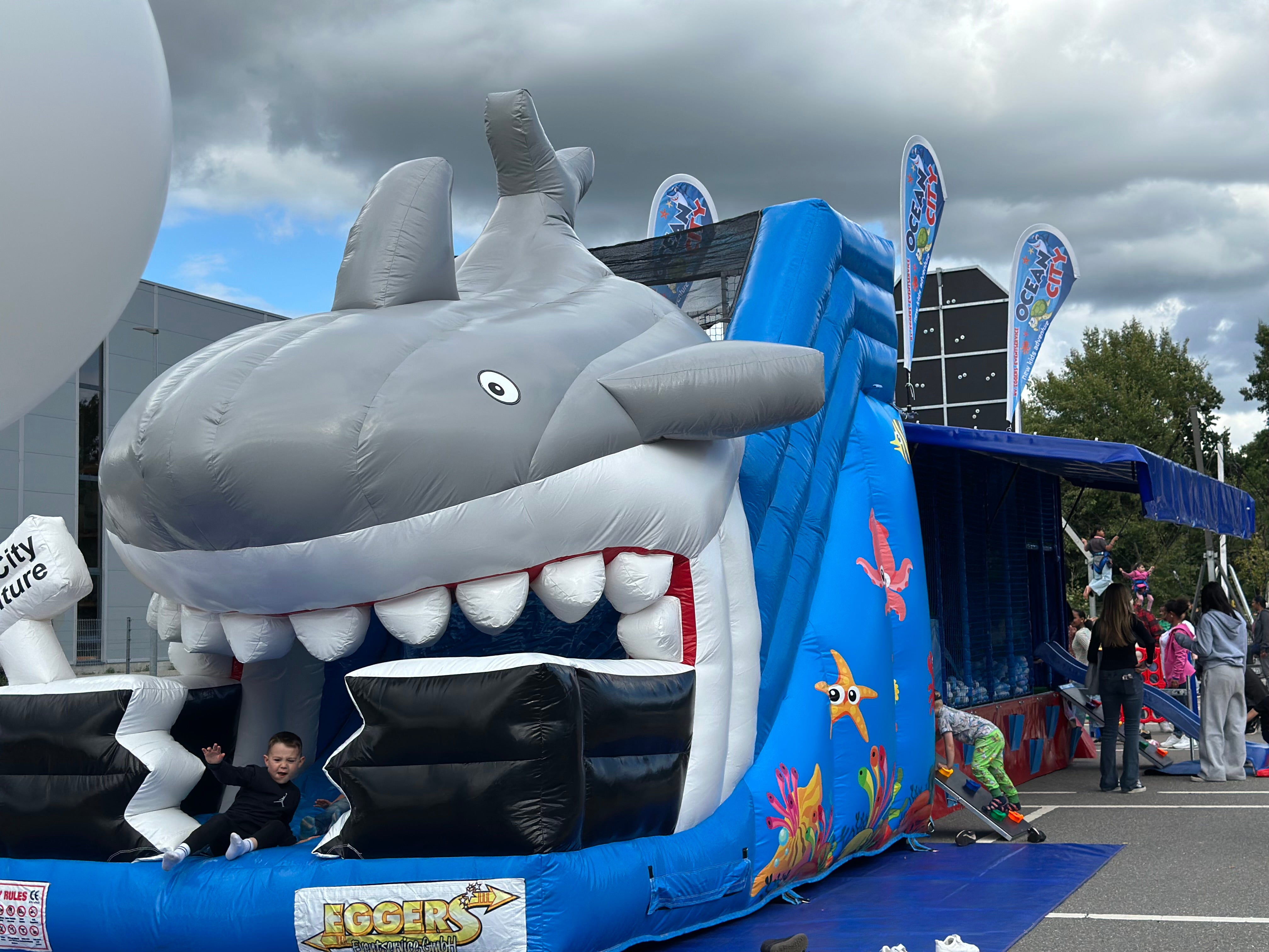 Ocean City Multi-Eventmodul mieten - Kletterwand, Spielmobil & XXL-Hai-Rutsche – 3