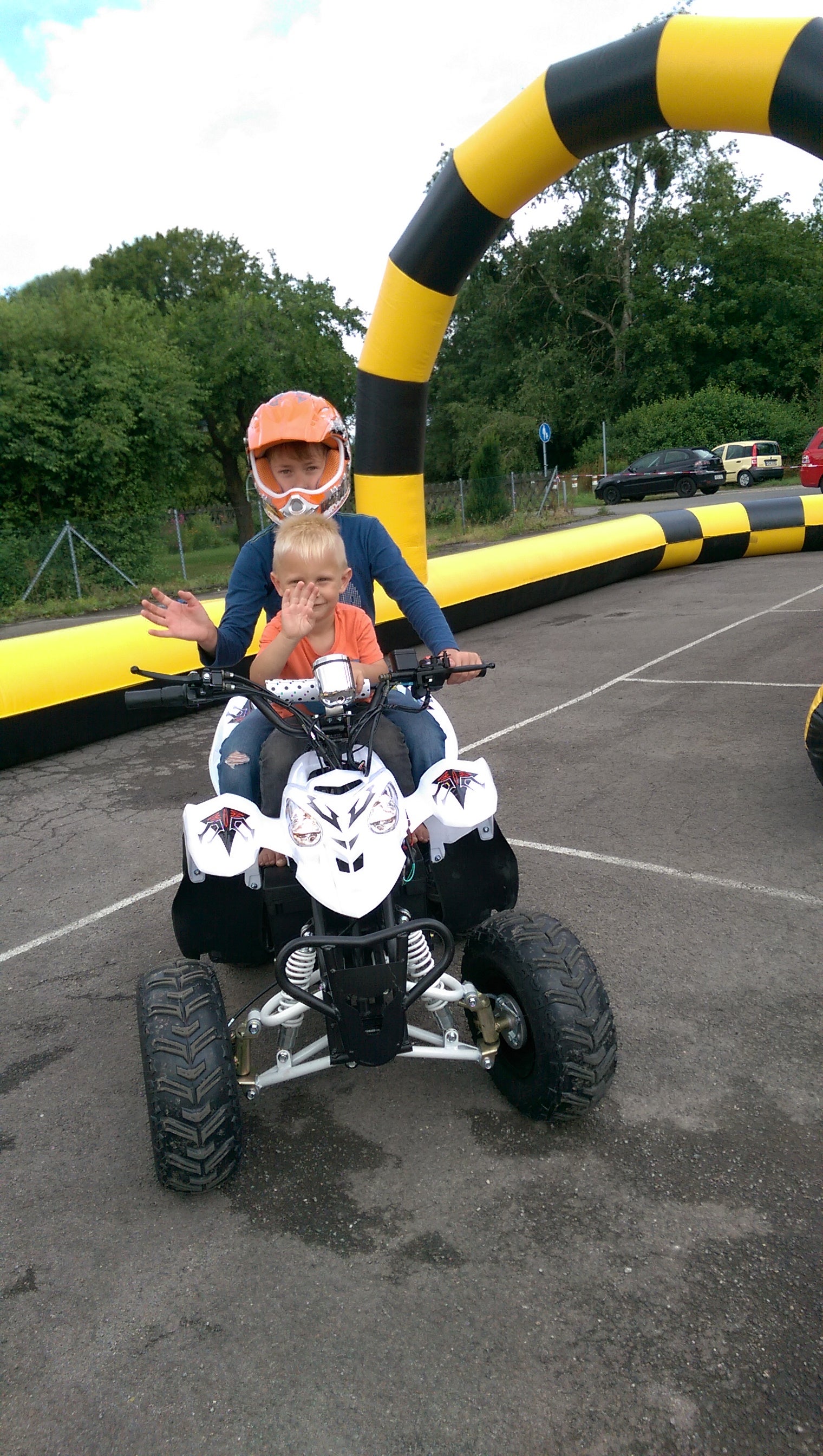 Kinderquads mieten - Kids Quad Racing Bahn mit aufblasbarem Parcours, E-Antrieb – 3