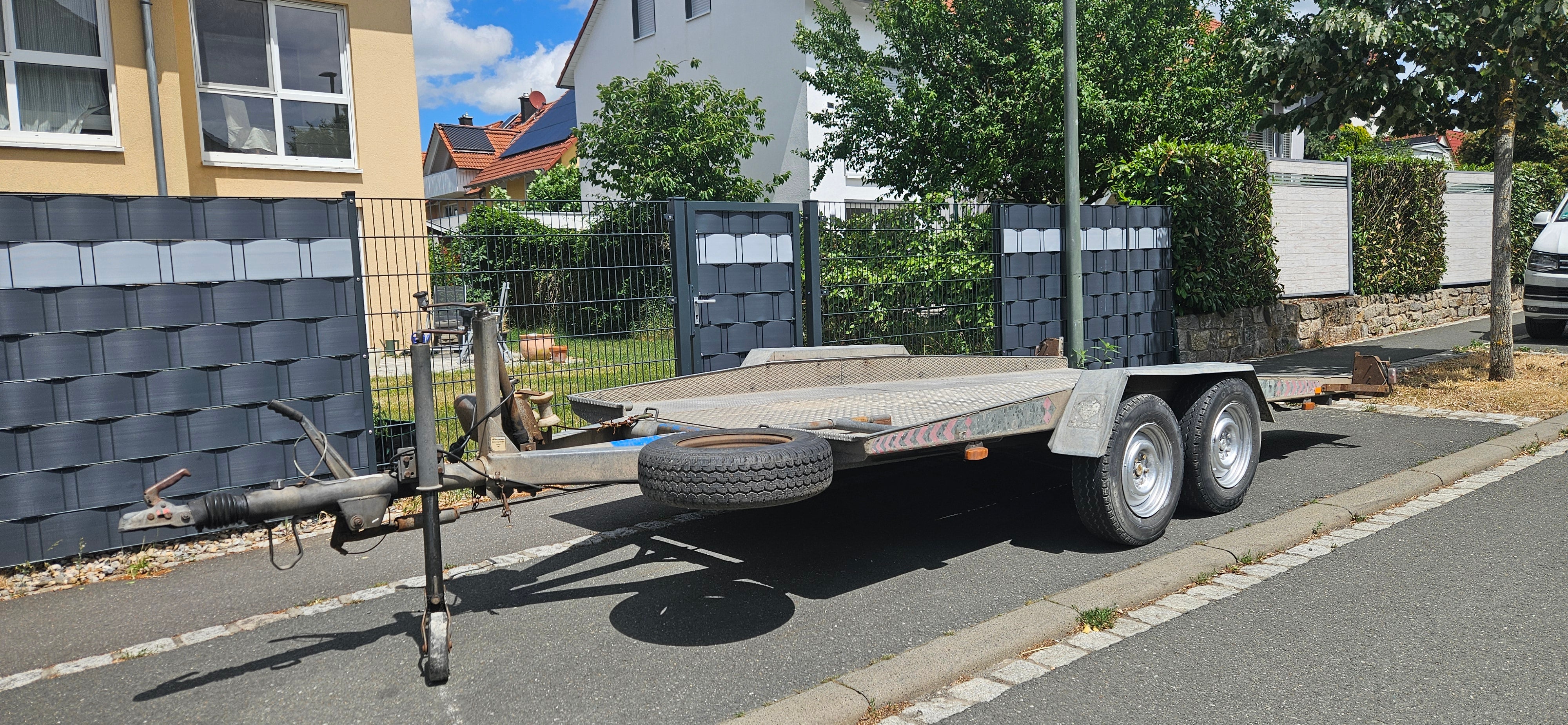 PKW-Transportanhänger mieten – Zweiachser, Nutzlast bis 2,5 Tonnen – 2