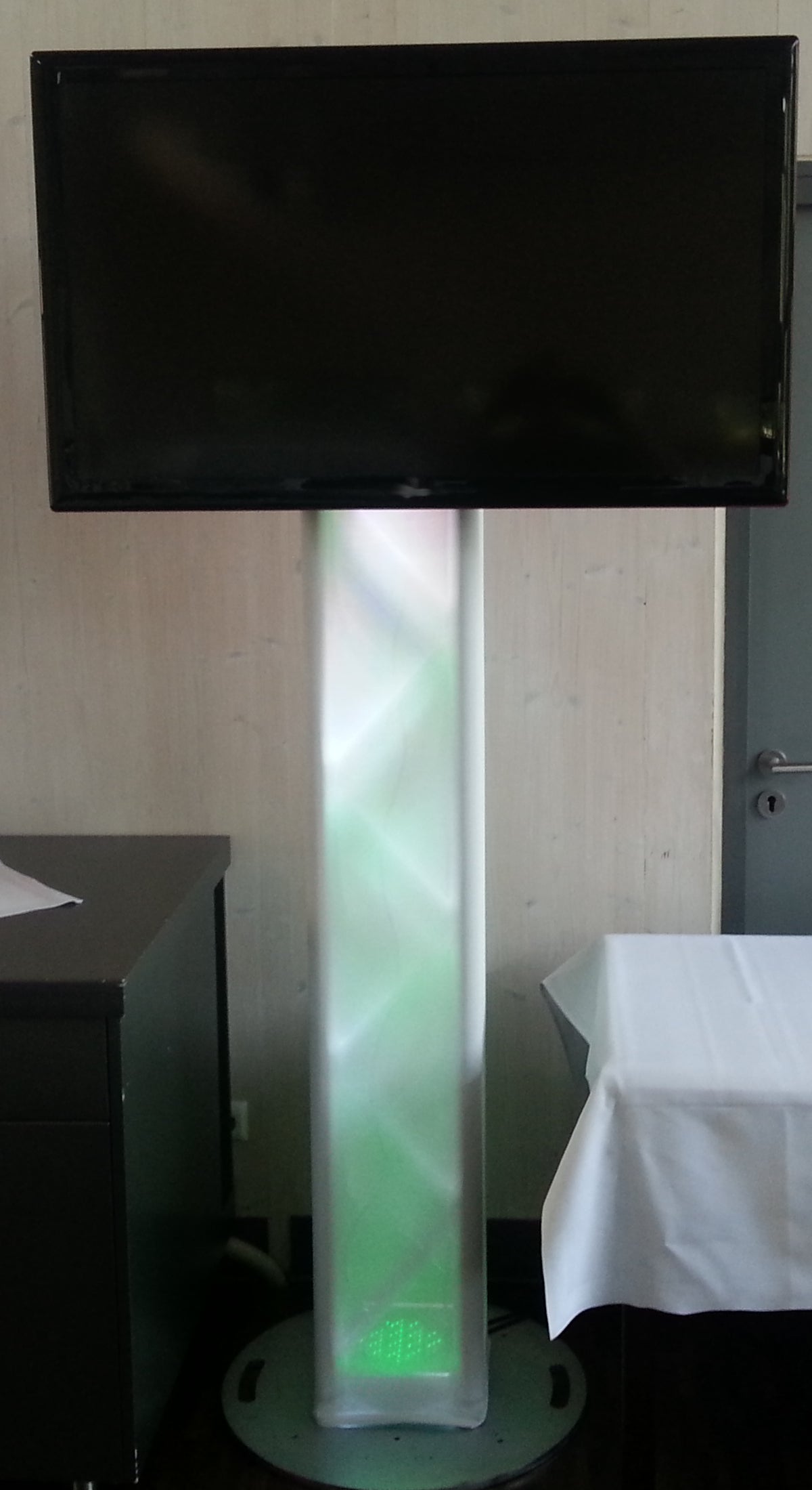 TV-Traversensystem mit 47" Fernseher mieten - Präsentationssystem für Messe & Event