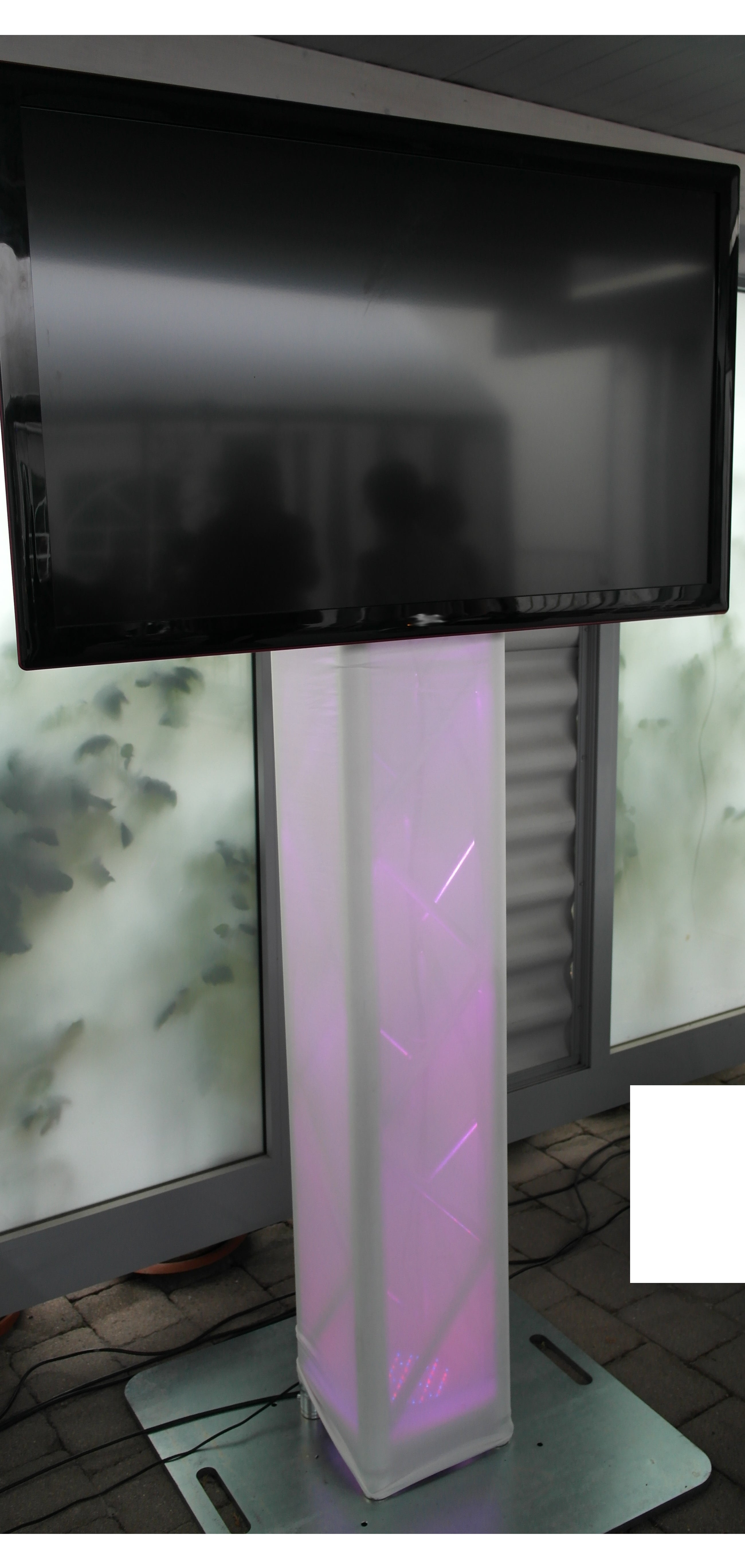 TV-Traversensystem mit 47" Fernseher mieten - Präsentationssystem für Messe & Event – 2