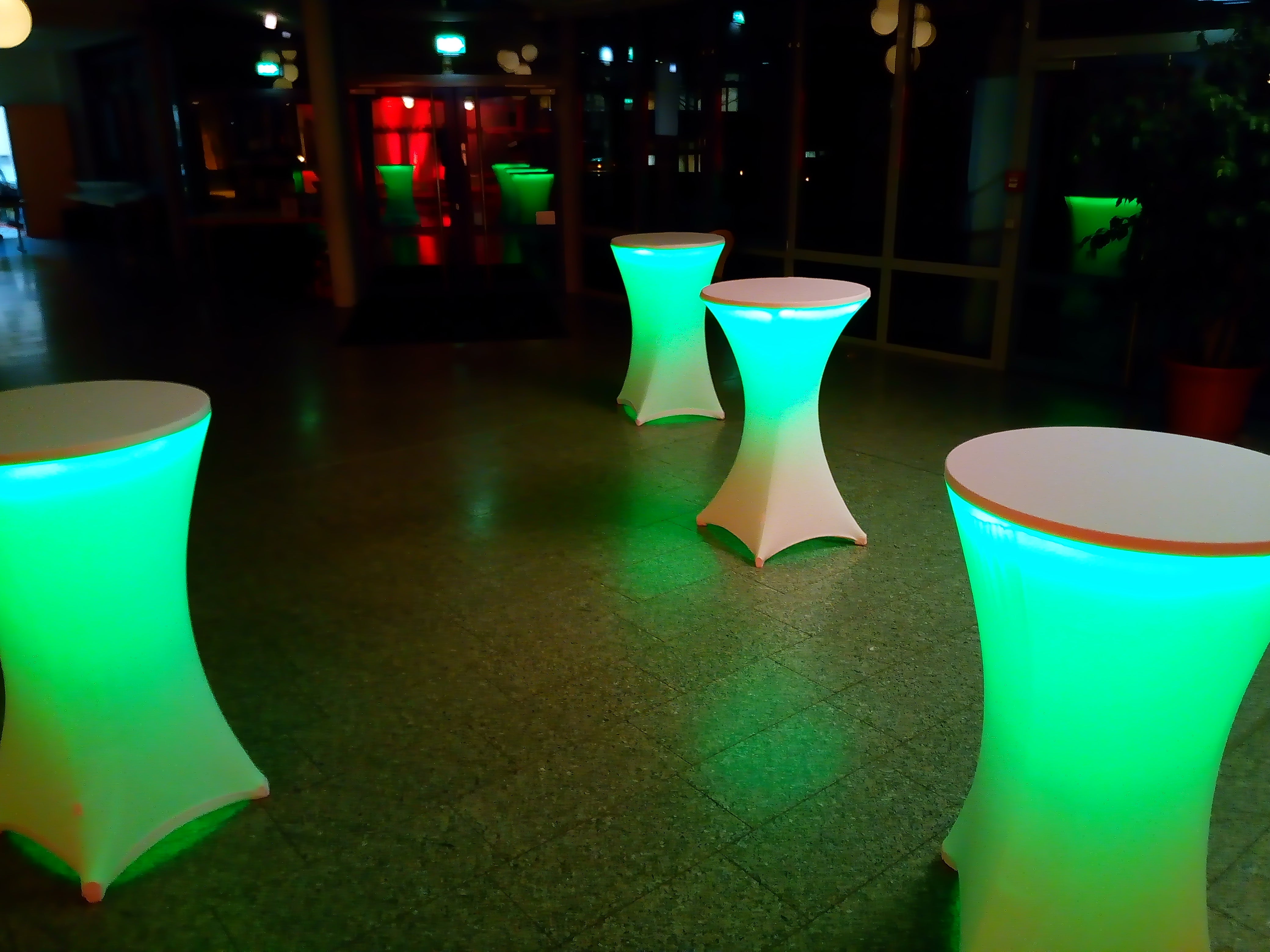 Stehtisch / Bistrotisch mit LED-Beleuchtung mieten – Ø 70 cm inkl. Akku – 2