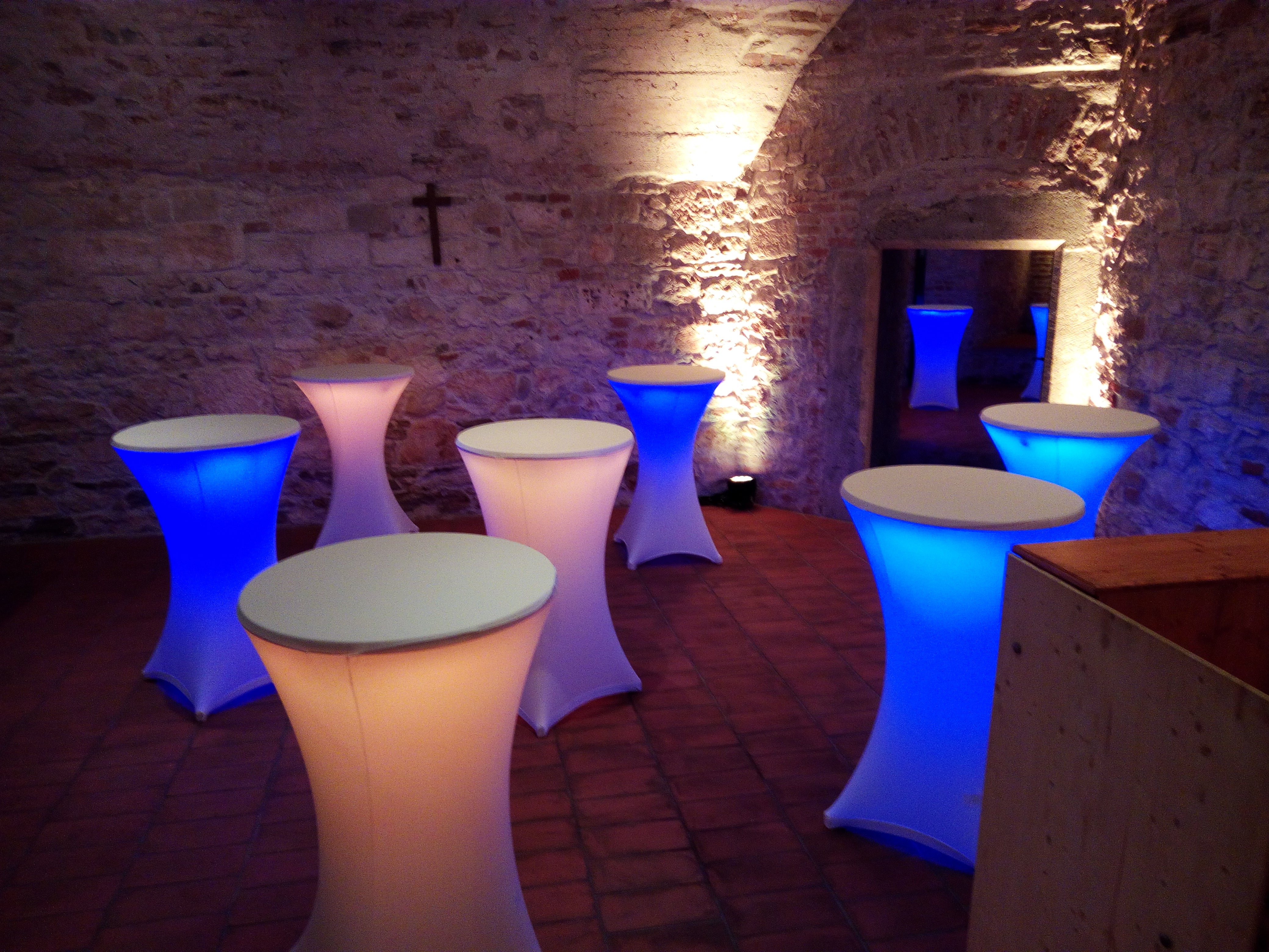 Stehtisch / Bistrotisch mit LED-Beleuchtung mieten – Ø 70 cm inkl. Akku – 3