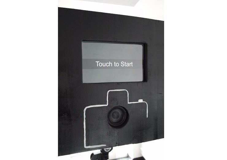 Fotobox mieten - Photobooth mit Buzzer & Verkleidungskiste für Hochzeit & Party
