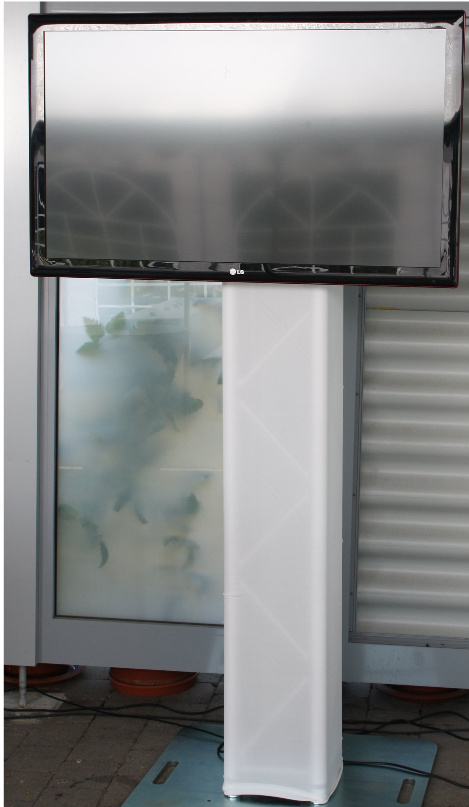 TV-Traversensystem mit 47" Fernseher mieten - Präsentationssystem für Messe & Event – 3