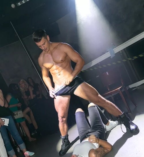 Stripper Alessio Ferro buchen - Menstrip De Luxe für Partys in Hessen & Baden-Württemberg