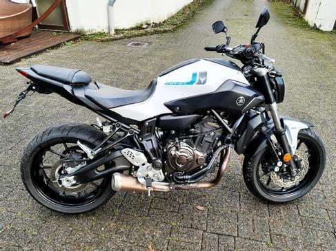 Yamaha MT-07 mit ABS mieten – sportlicher Naked-Bike-Roadster leihen